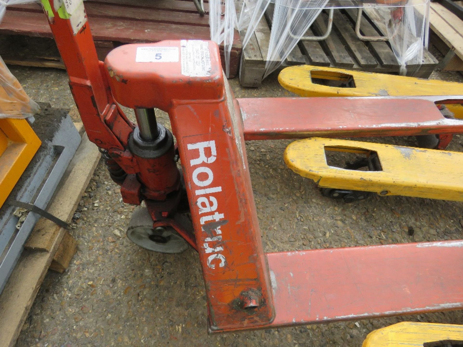 ROLATRUC PALLET TRUCK. WHEN TESTED WAS SEEN TO LIFT AND LOWER. SOURCED FROM COMPANY LIQUIDATION. TH - Image 3 of 3