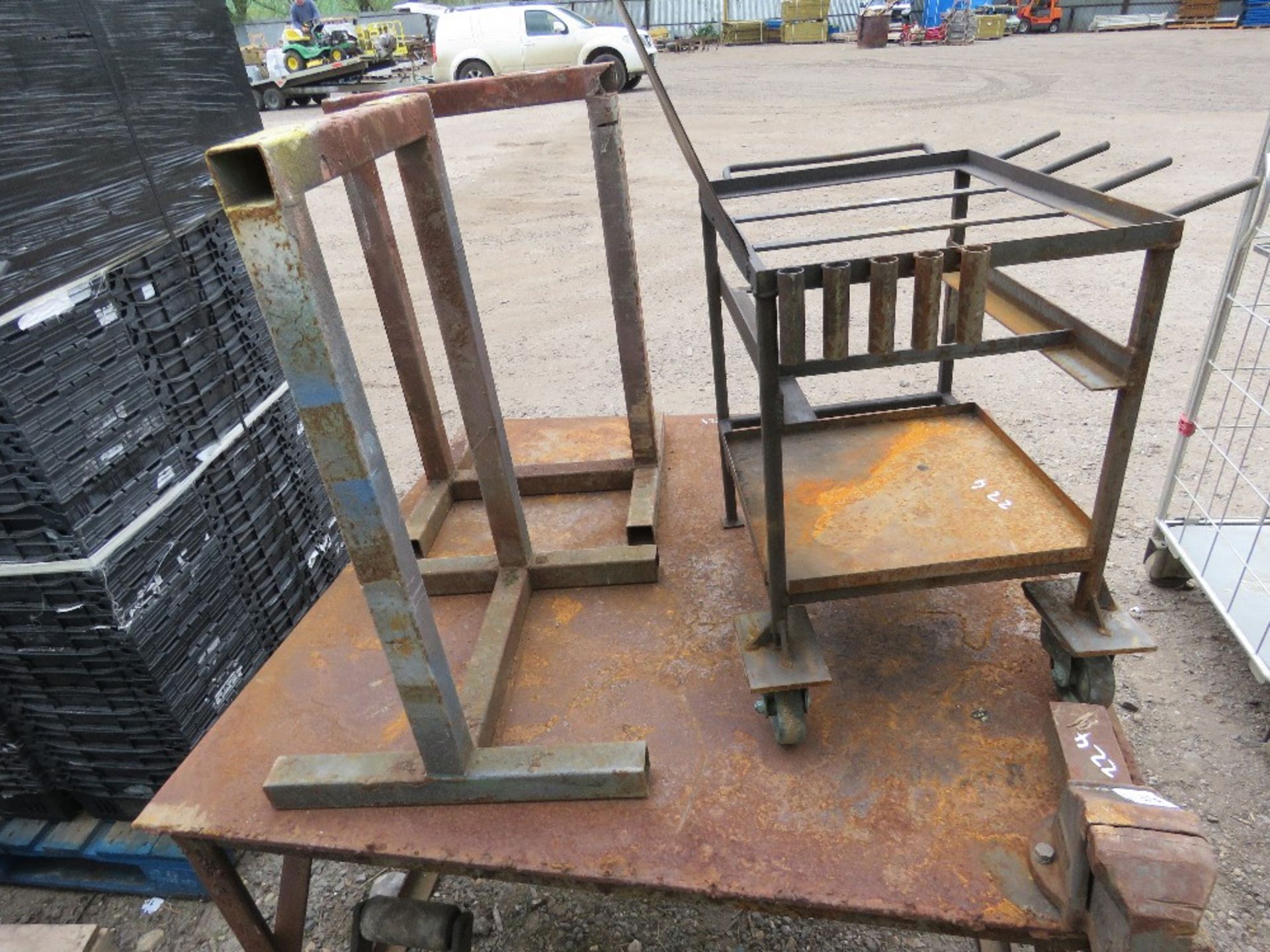 WELDING TABLE WITH VICE PLUS A WELDER'S TROLLEY AND 2 X TRESTLE STANDS. - Image 3 of 4