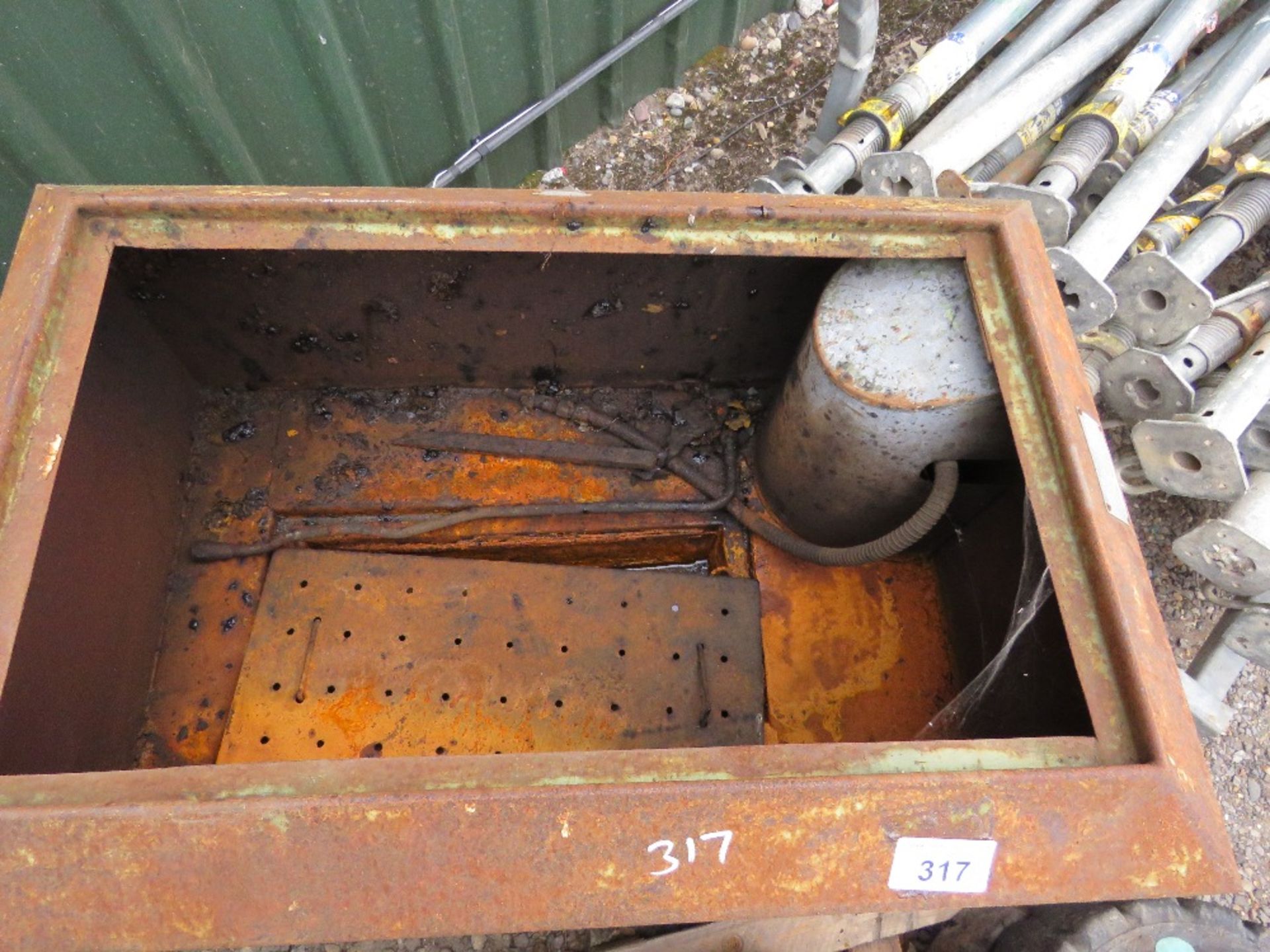 OLD DEGREASING TANK: IDEAL FOR PLANTER IN GARDEN. THIS LOT IS SOLD UNDER THE AUCTIONEERS MARGIN SCHE