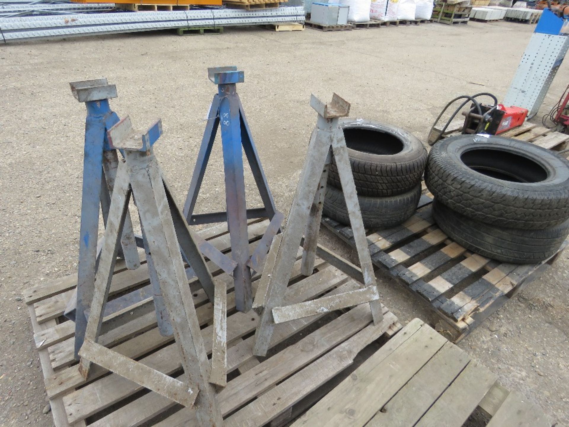 4 X LARGE HEAVY DUTY AXLE STANDS. - Image 2 of 2