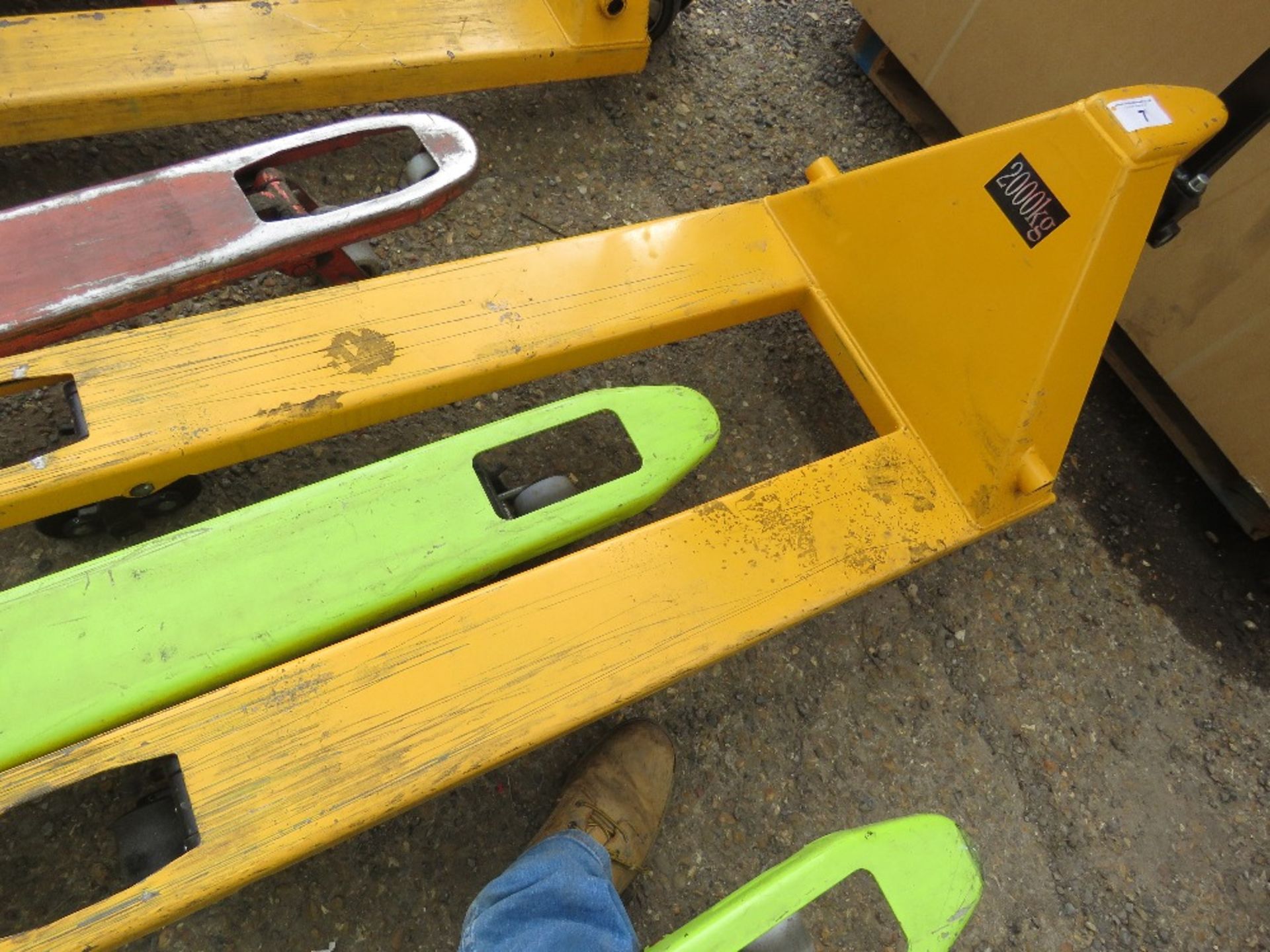 2000KG RATED PALLET TRUCK. WHEN TESTED WAS SEEN TO LIFT AND LOWER. SOURCED FROM COMPANY LIQUIDATION - Image 3 of 3