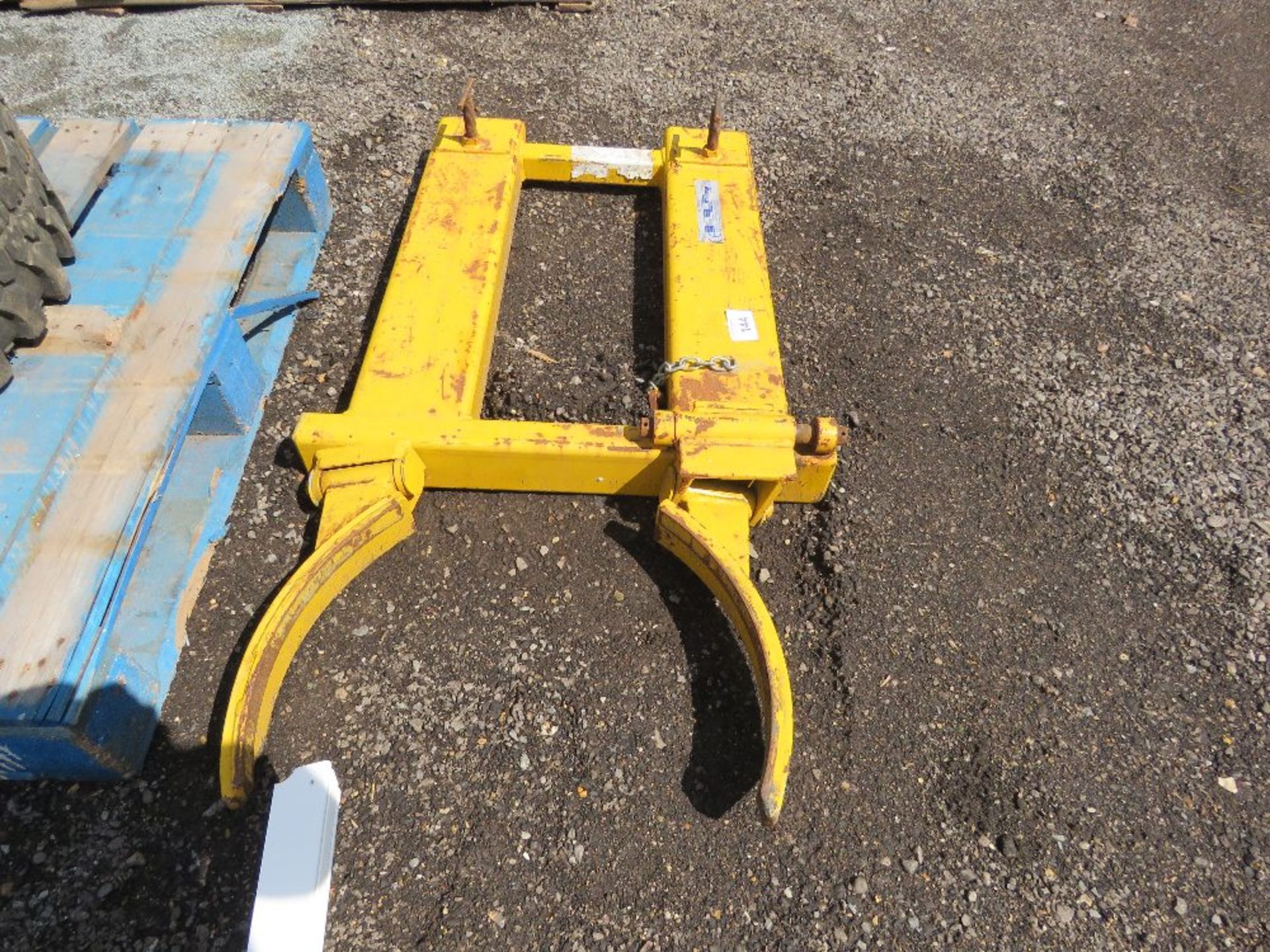 FORKLIFT MOUNTED BARREL CLAMP UNIT. THIS LOT IS SOLD UNDER THE AUCTIONEERS MARGIN SCHEME, THEREFORE - Image 2 of 3
