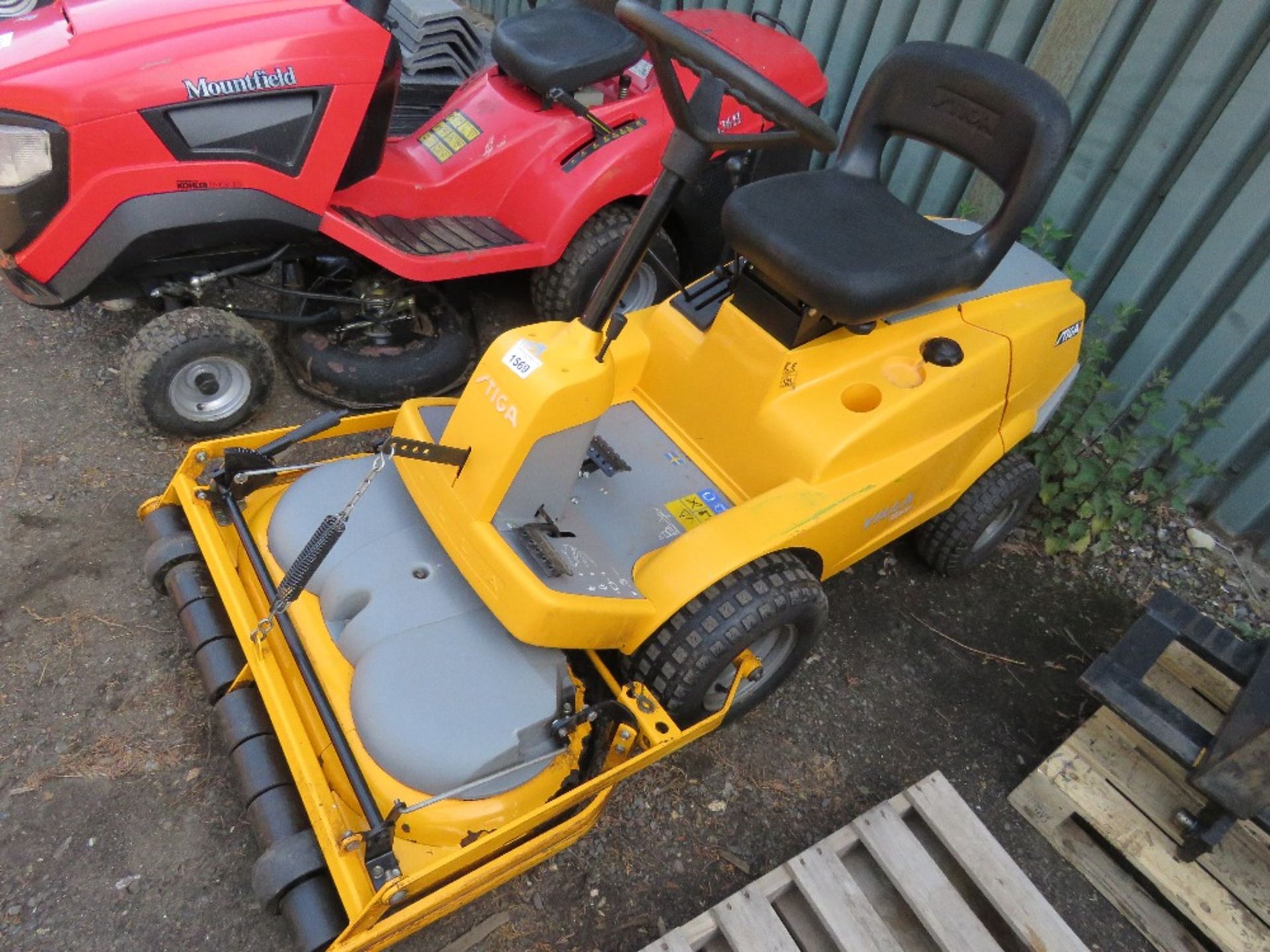 STIGA VILLA OUTFRONT RIDE ON MOWER (DECK NEEDS SOME PLATING) WHEN TESTED WAS SEEN TO DRIVE AND MOWE - Image 3 of 9