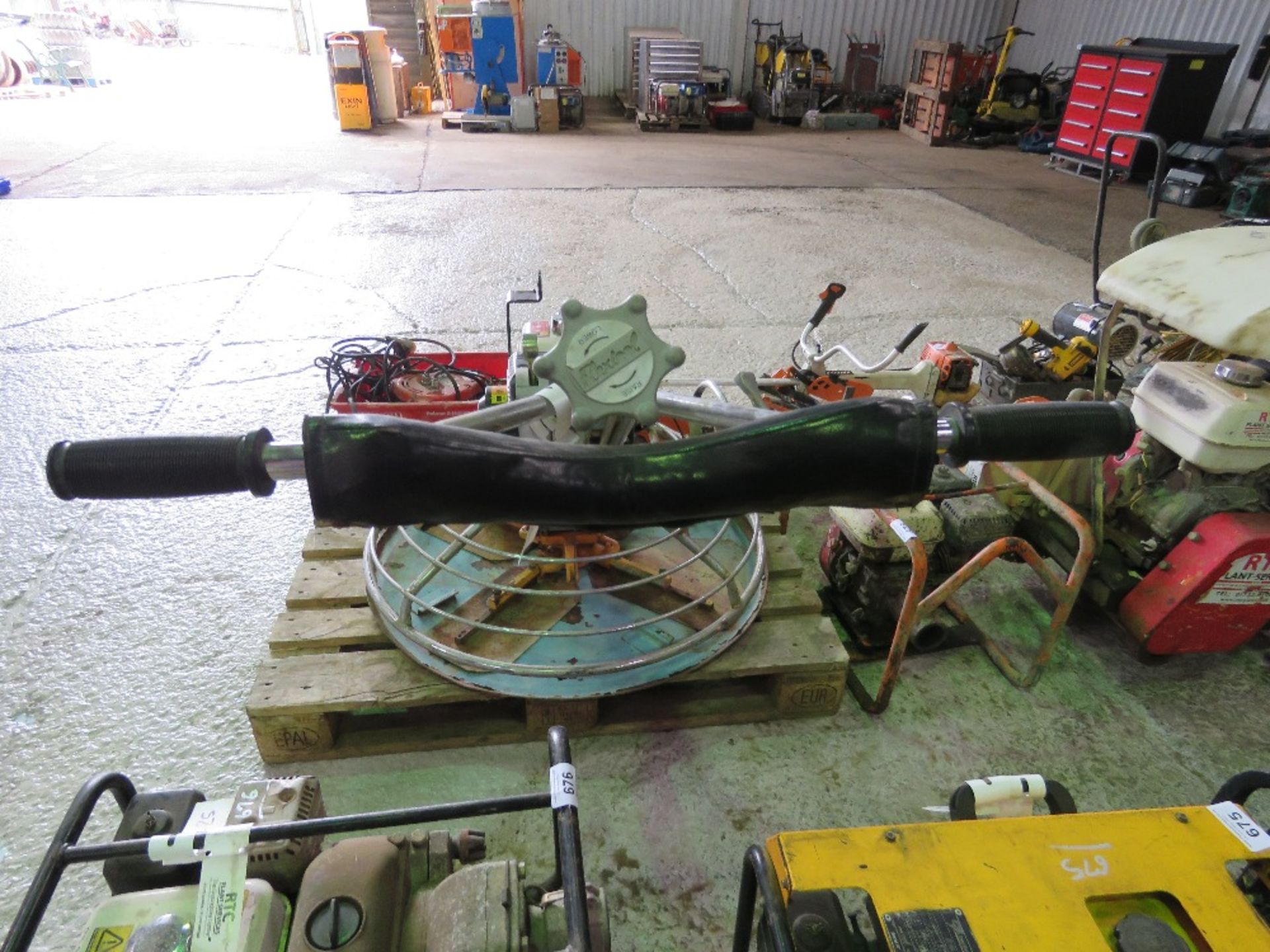 FLEXTOOL FP436 PETROL ENGINED POWER FLOAT WITH PAN BASE. THIS LOT IS SOLD UNDER THE AUCTIONEERS MARG - Image 4 of 4