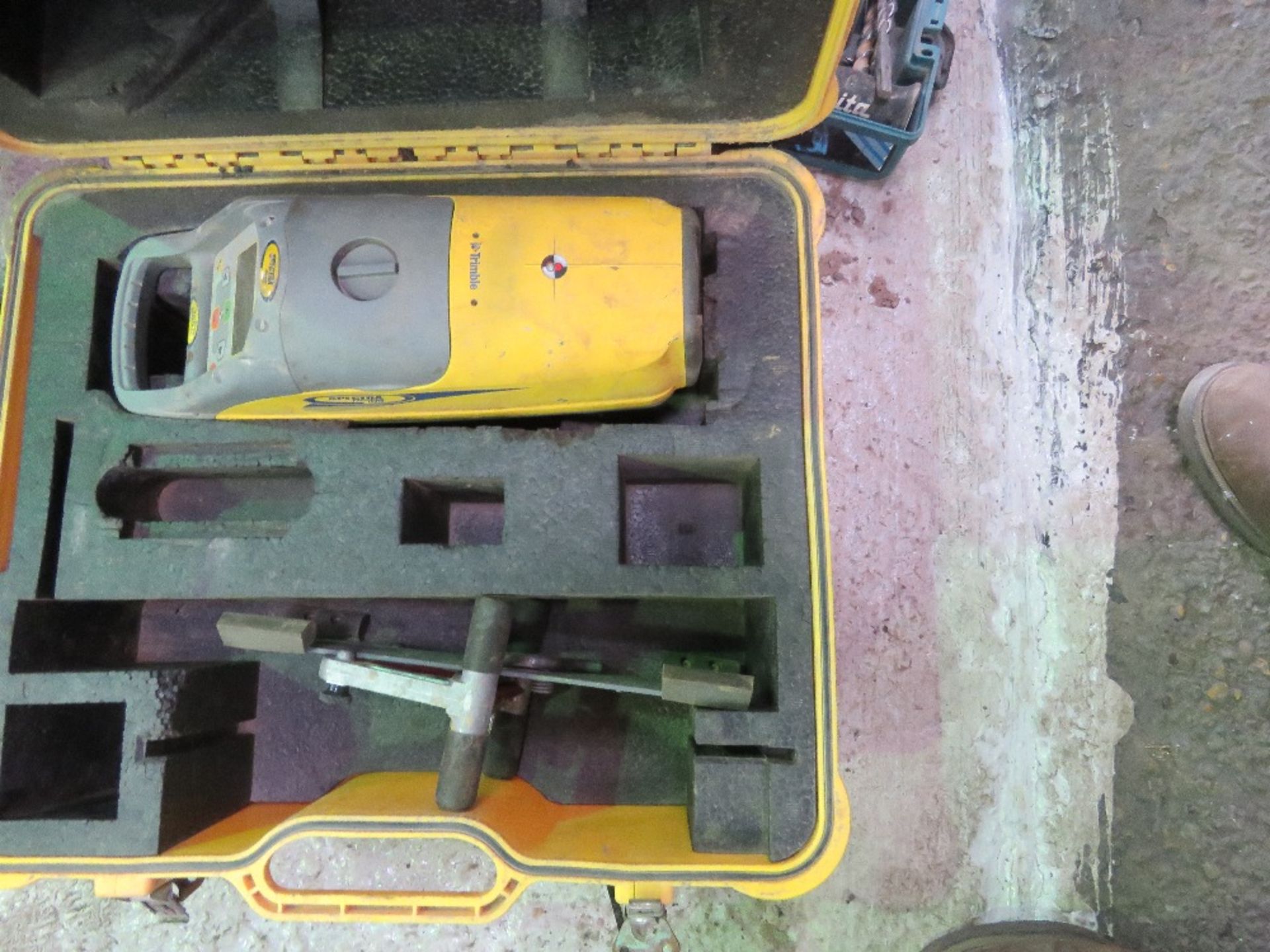 SPECTRA LASER PIPE LEVEL UNIT IN A CASE. THIS LOT IS SOLD UNDER THE AUCTIONEERS MARGIN SCHEME, THERE