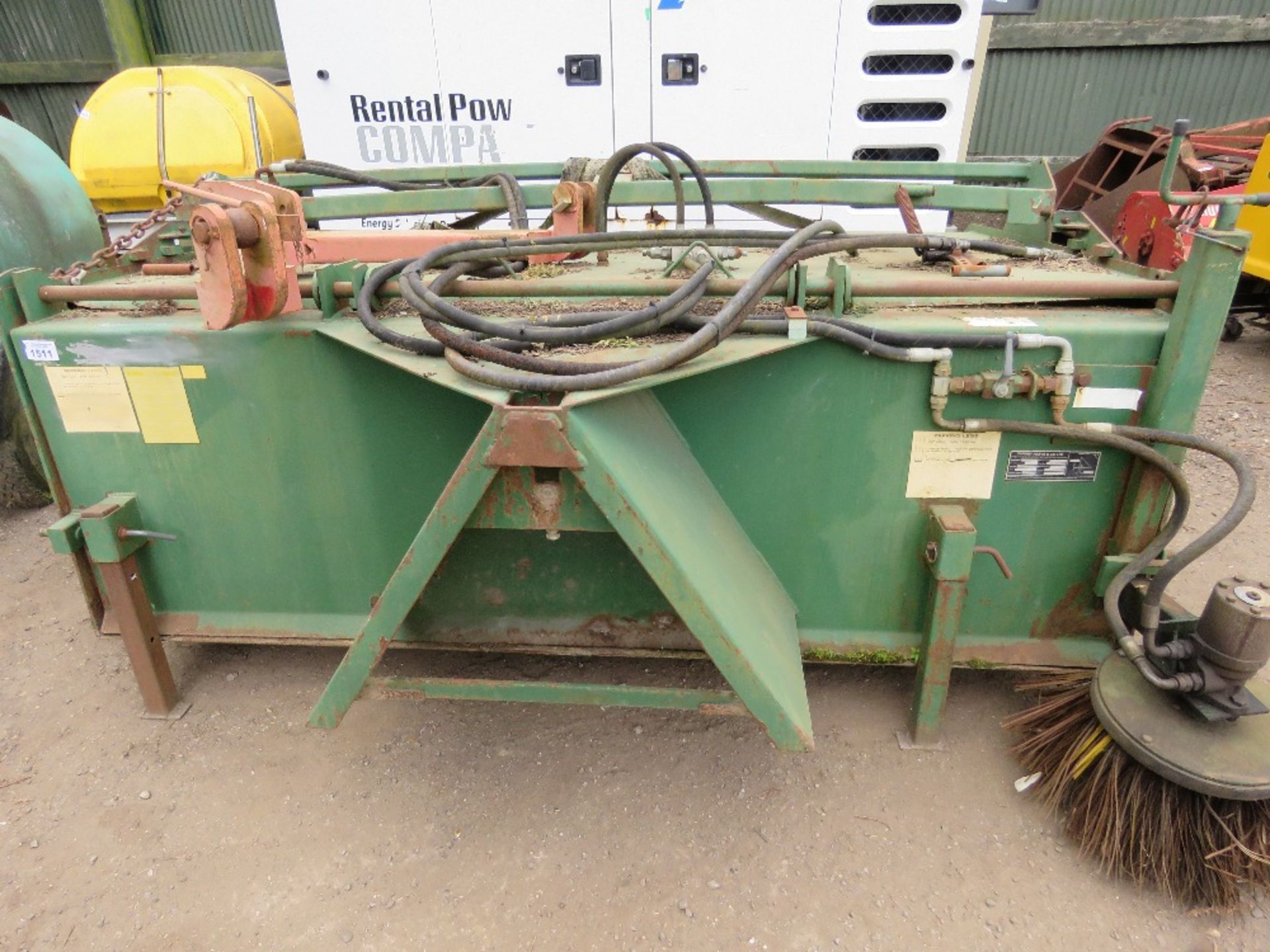 SUTON / GURNEY REEVE 2.2M WIDE HYDRAULIC POWERED YARD BRUSH WITH COLLECTOR AND GUTTER BRUSH. YEAR 20 - Image 4 of 5