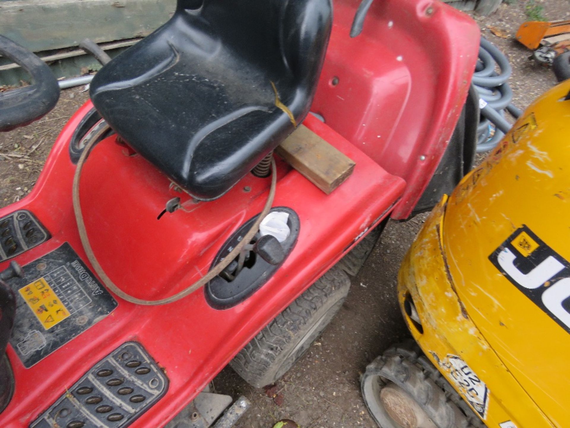 LAWNFLITE RIDE ON MOWER WITH COLLECTOR. BATTERY LOW, UNTESTED. THIS LOT IS SOLD UNDER THE AUCTIONE - Image 3 of 3