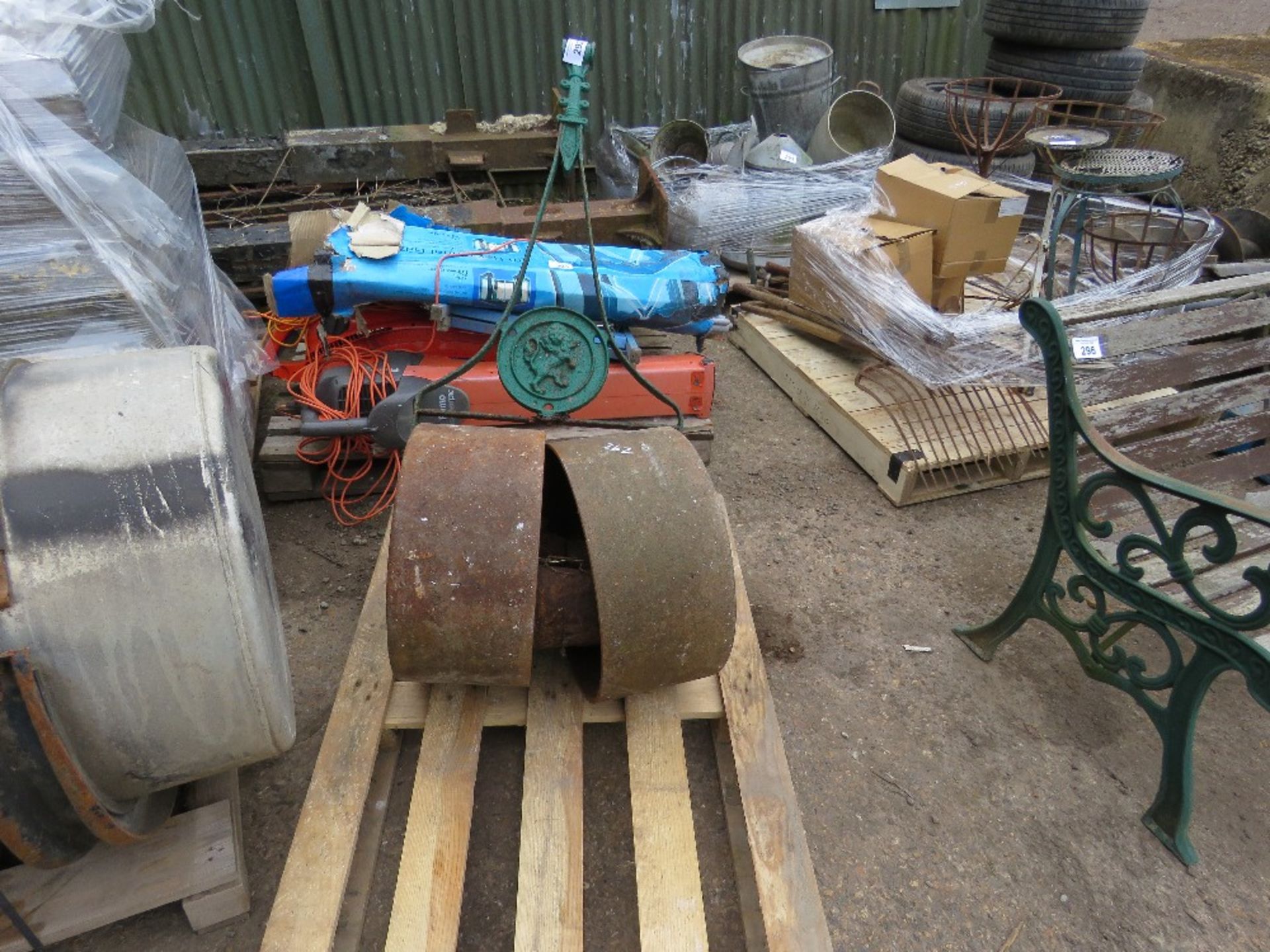 CAST IRON GARDEN ROLLER, REQUIRES ATTENTION. THIS LOT IS SOLD UNDER THE AUCTIONEERS MARGIN SCHEME, T