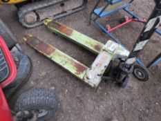 PALLET TRUCK. THIS LOT IS SOLD UNDER THE AUCTIONEERS MARGIN SCHEME, THEREFORE NO VAT WILL BE CHARGED