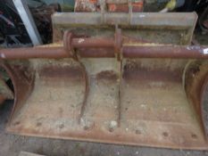 EXCAVATOR GRADING BUCKET: 7FT WIDTH APPROX, WITH 80MM PINS.