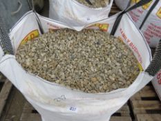 BULK BAG CONTAINING COTSWOLD GOLD STONE CHIPPINGS WITH BLACK ICE CHIPPINGS ADDED, 20-10MM SPECIFICAT