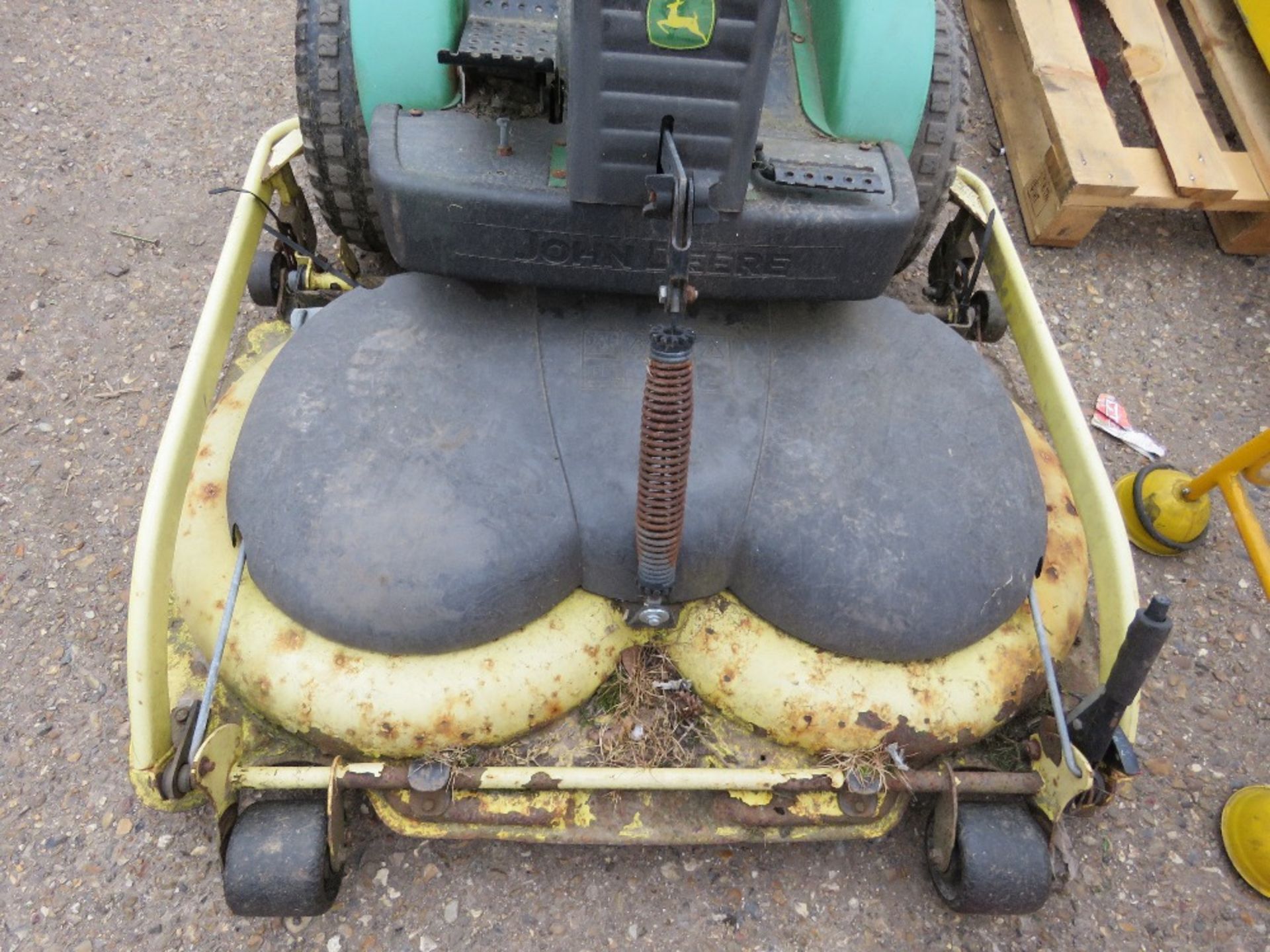 JOHN DEERE F420 PETROL ENGINED OUTFRONT MOWER, HYDRO DRIVE. YEAR 2005. WHEN TESTED WAS SEEN TO RUN, - Image 2 of 5