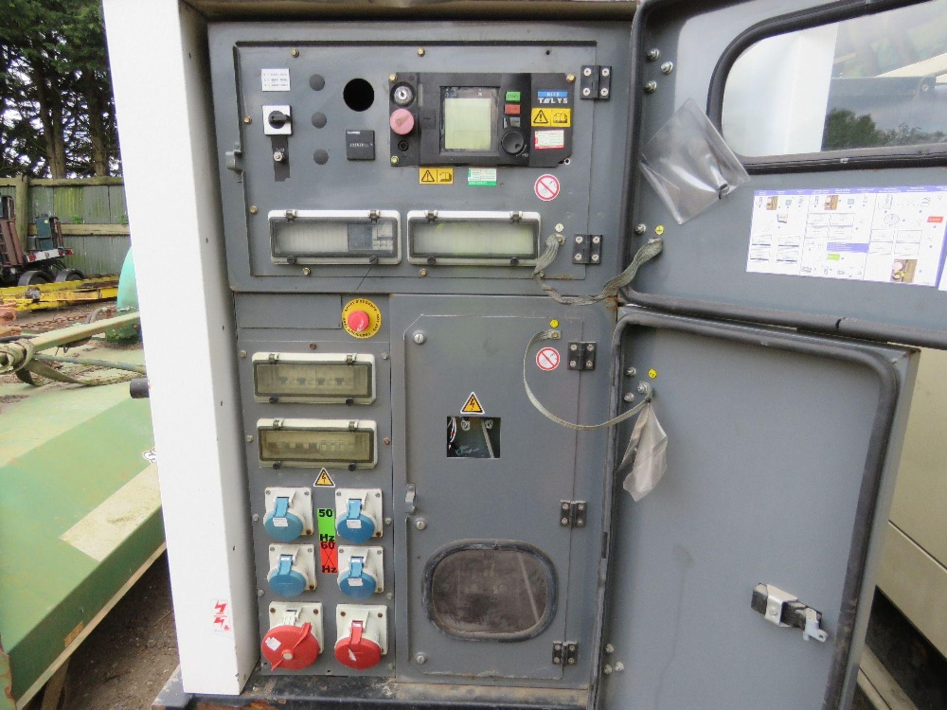 SDMO R110 SKID MOUNTED GENERATOR SET, 110KVA RATED OUTPUT, JOHN DEERE ENGINE. FROM VISUAL INSPECTION - Image 2 of 8