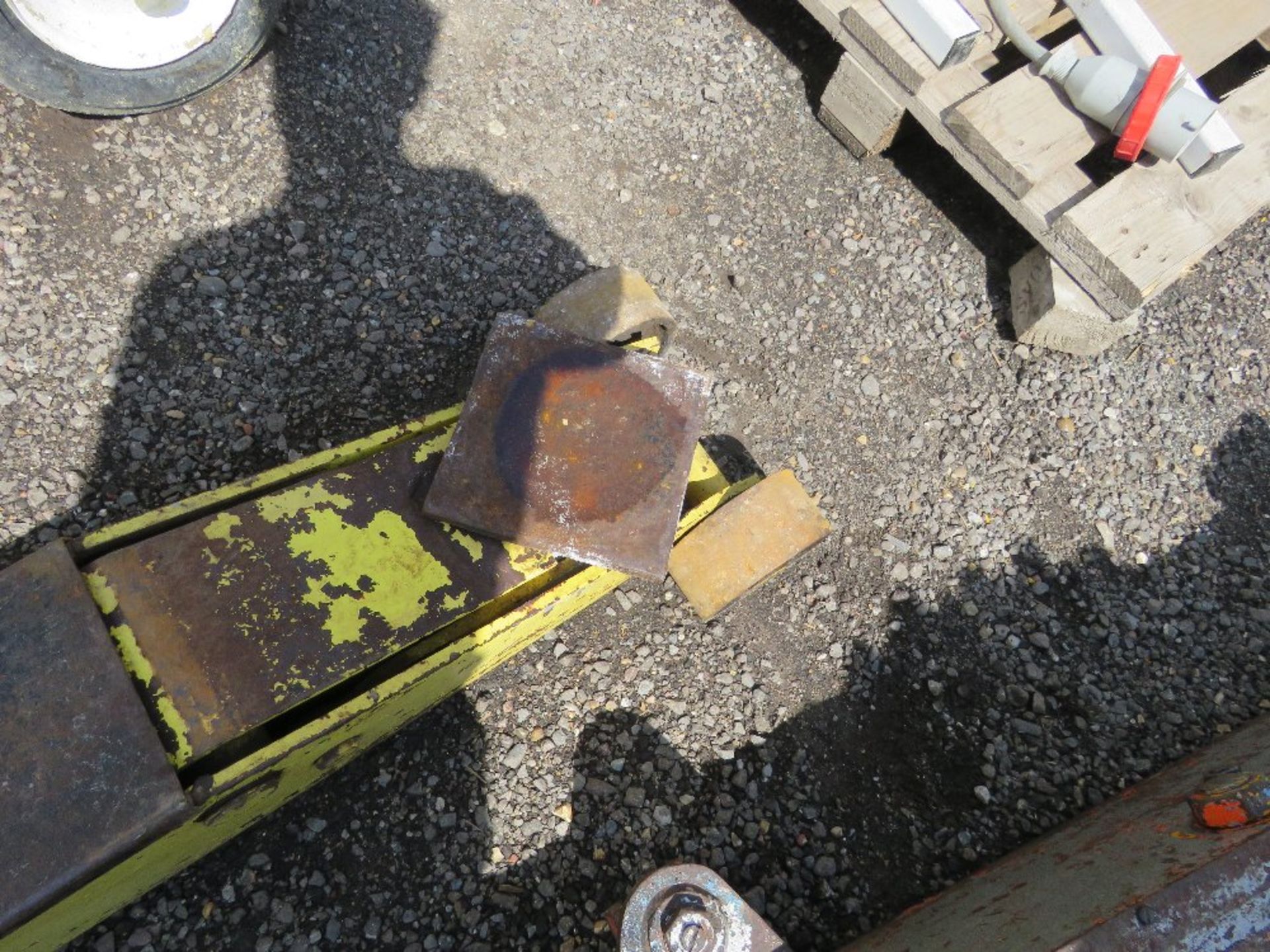 YELLOW LARGE SIZED TROLLEY JACK. - Image 3 of 3