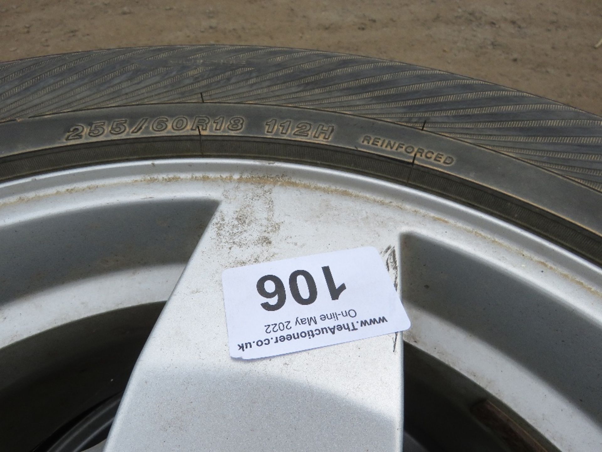 4 X LANDROVER 255/60R18 WHEELS AND TYRES. THIS LOT IS SOLD UNDER THE AUCTIONEERS MARGIN SCHEME, THER - Image 3 of 3