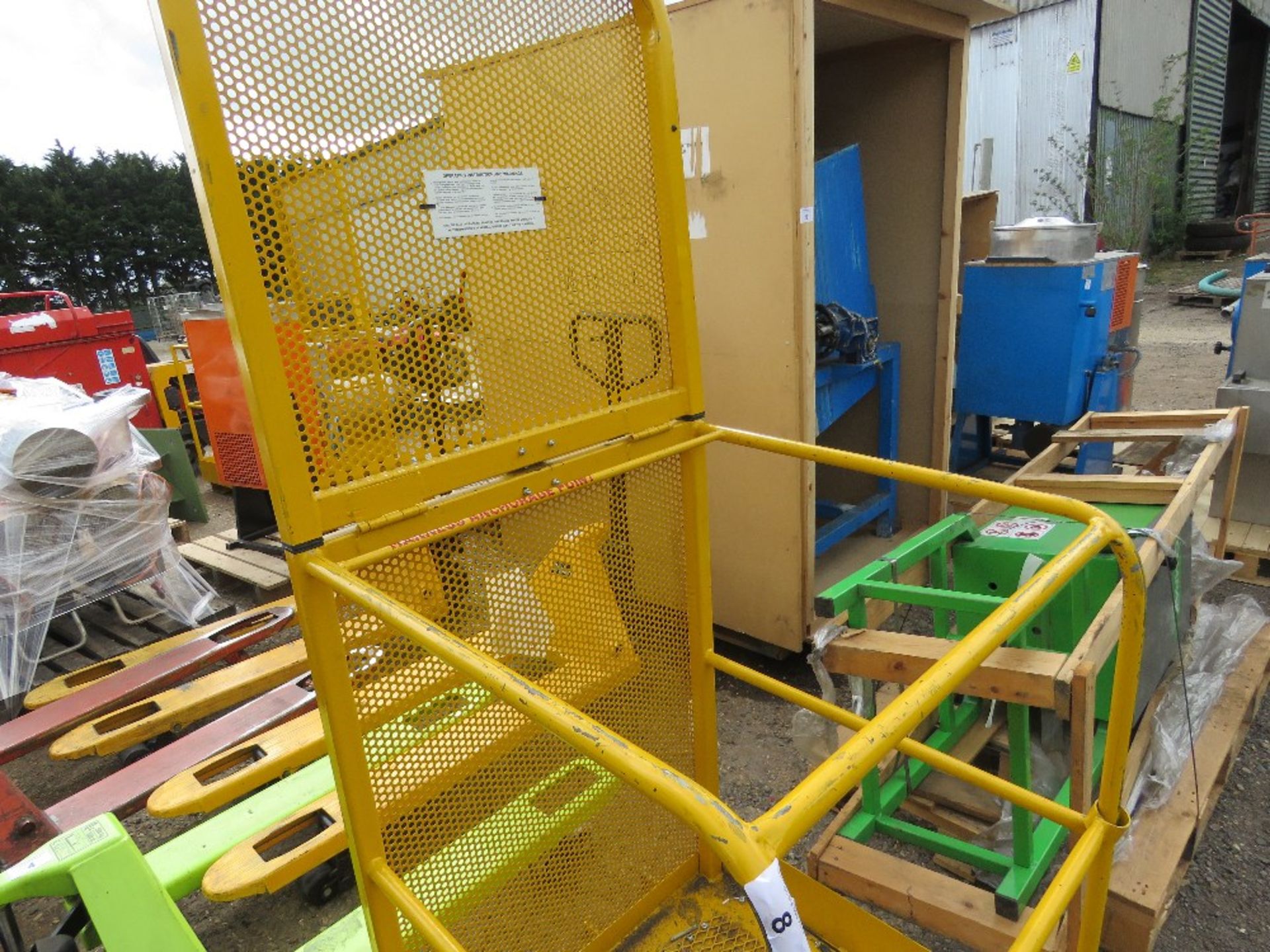 FORKLIFT MOUNTED MAN CAGE WITH FOLDING TOP FOR EASIER TRANSPORT. SOURCED FROM COMPANY LIQUIDATION. - Image 2 of 4