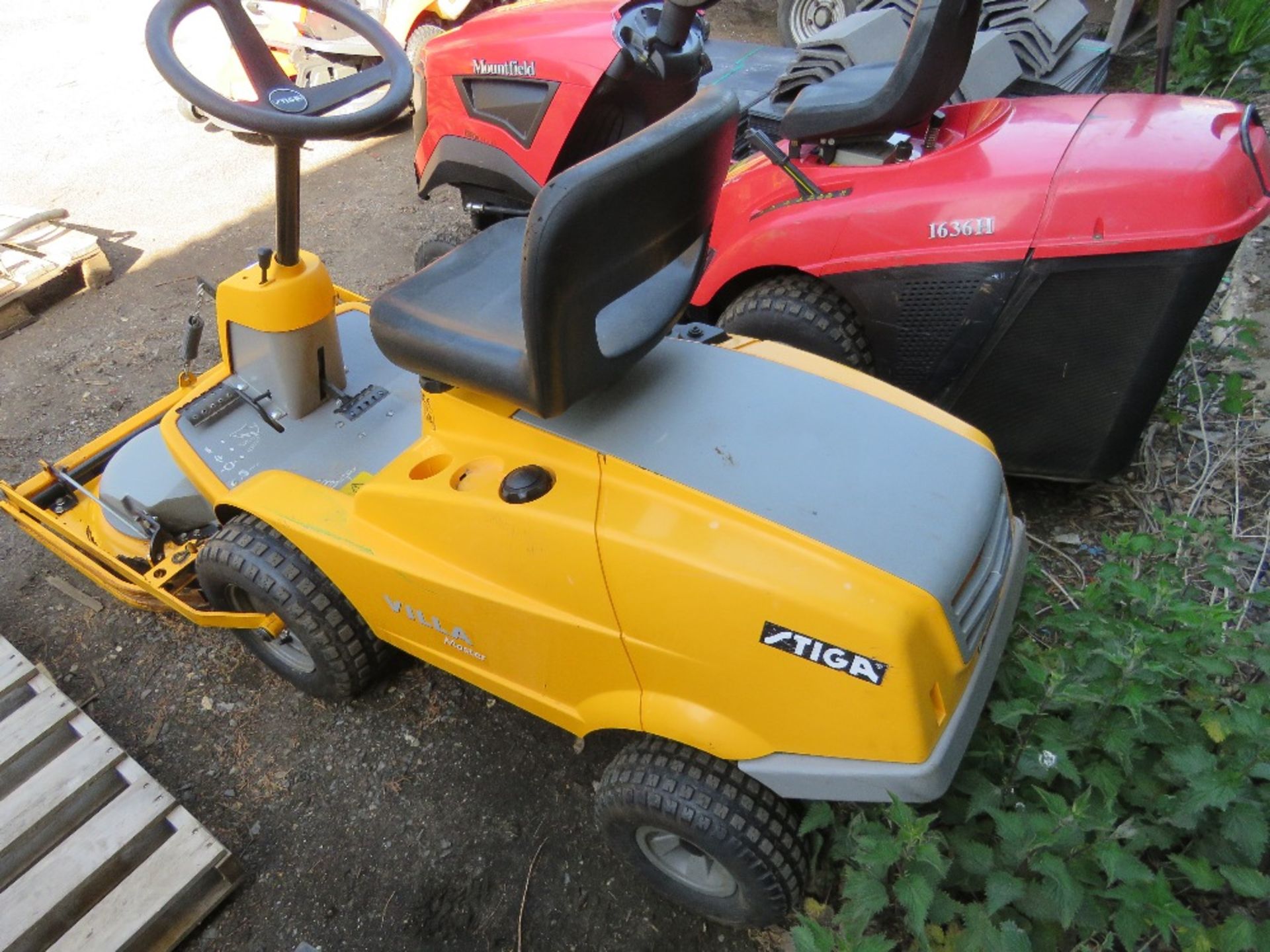 STIGA VILLA OUTFRONT RIDE ON MOWER (DECK NEEDS SOME PLATING) WHEN TESTED WAS SEEN TO DRIVE AND MOWE - Image 5 of 9