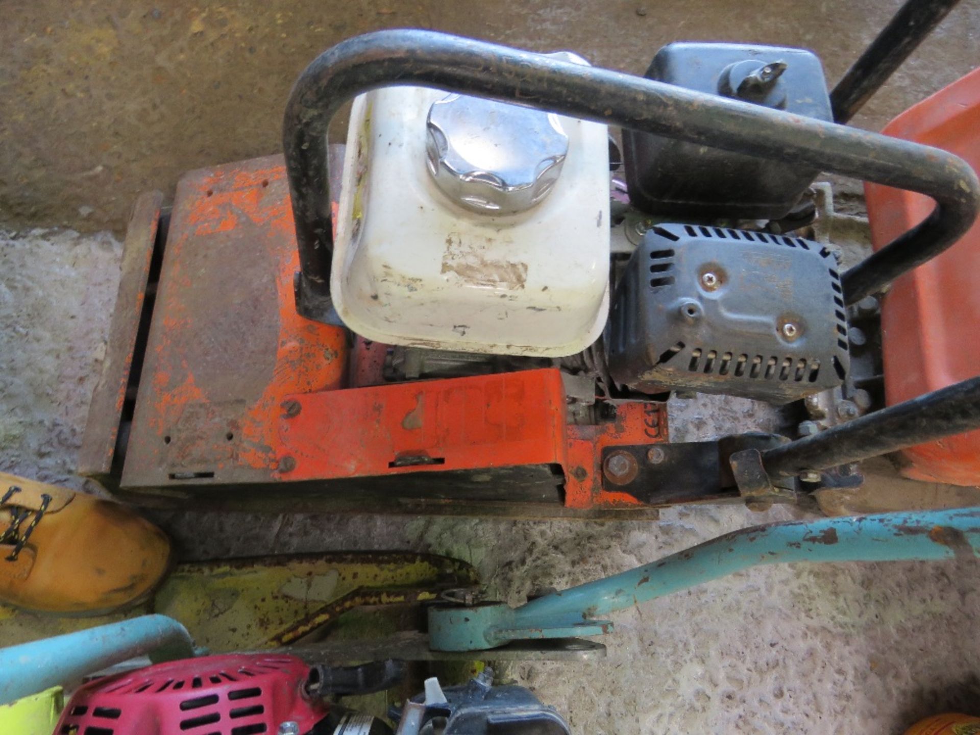 PETROL ENGINED COMPACTION PLATE. - Image 2 of 3