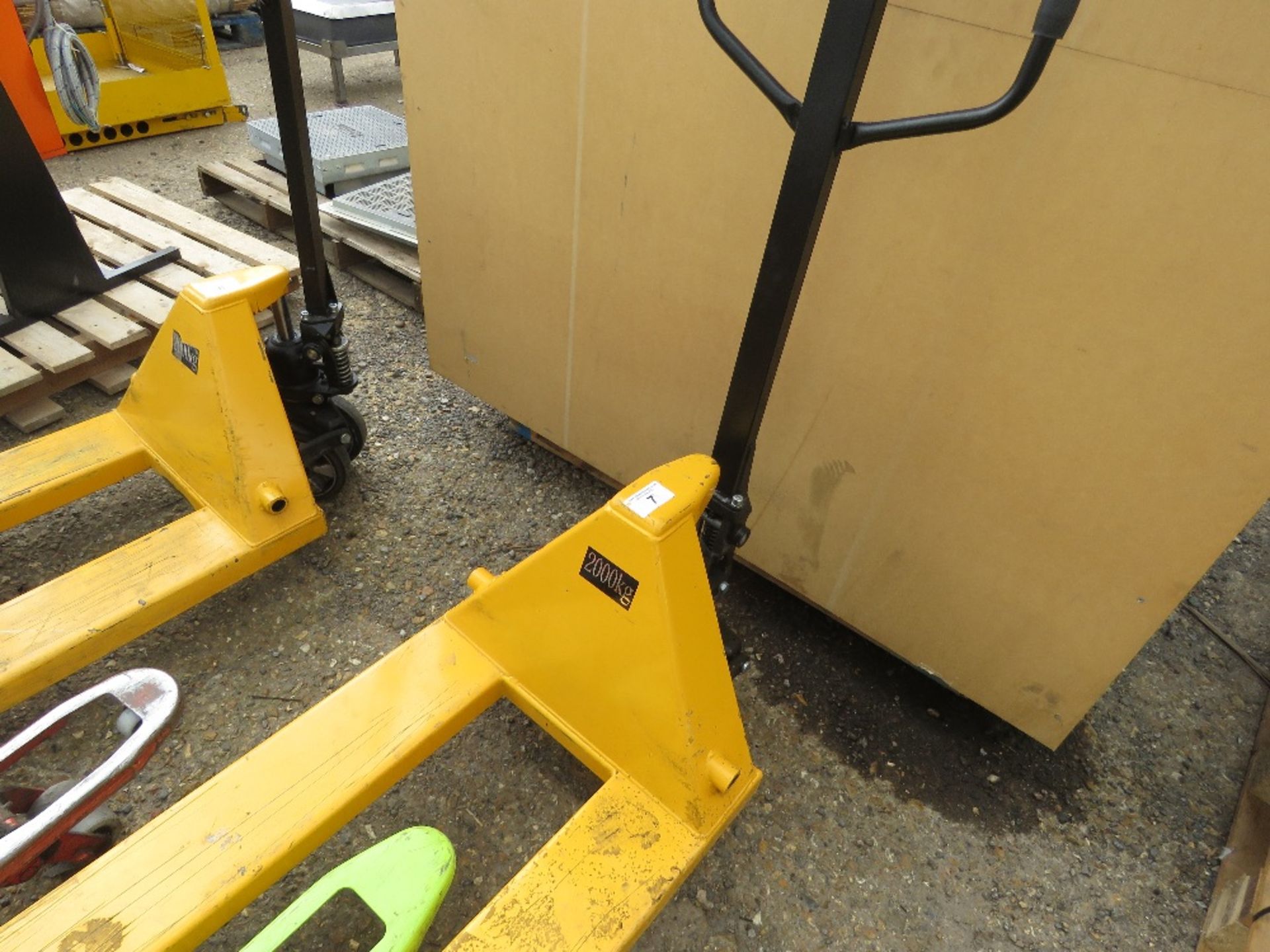 2000KG RATED PALLET TRUCK. WHEN TESTED WAS SEEN TO LIFT AND LOWER. SOURCED FROM COMPANY LIQUIDATION