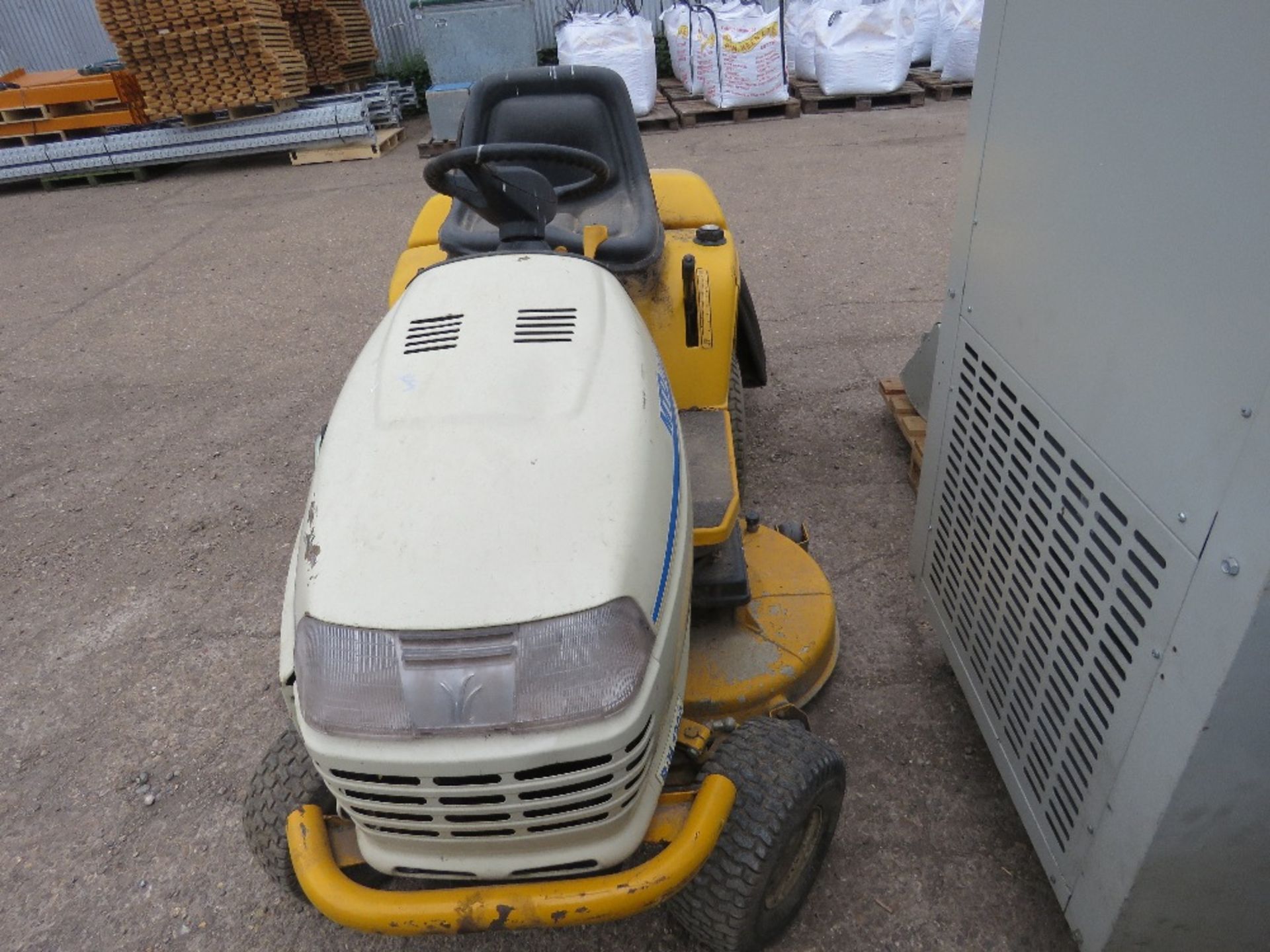 MTD CUB CADET PROFESSIONAL RIDE ON MOWER, PETROL ENGINED. BEEN IN STORAGE FOR SOME YEARS. NON RUNNER - Image 5 of 5