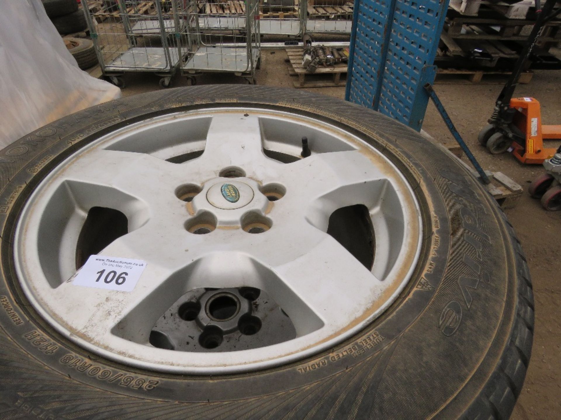 4 X LANDROVER 255/60R18 WHEELS AND TYRES. THIS LOT IS SOLD UNDER THE AUCTIONEERS MARGIN SCHEME, THER - Image 2 of 3