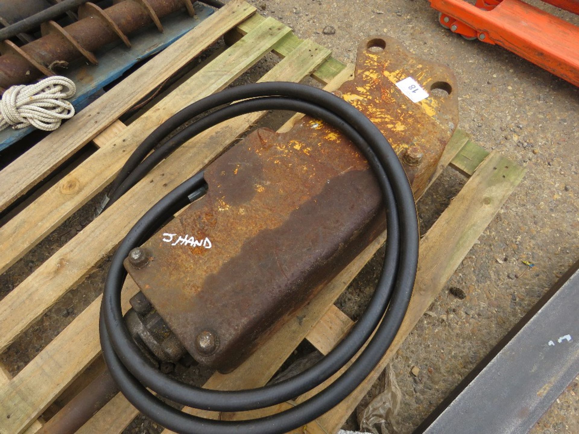 EXCAVATOR BREAKER ON 40MM PINS, RETIREMENT SALE, NO VAT ON HAMMER PRICE. - Image 2 of 4