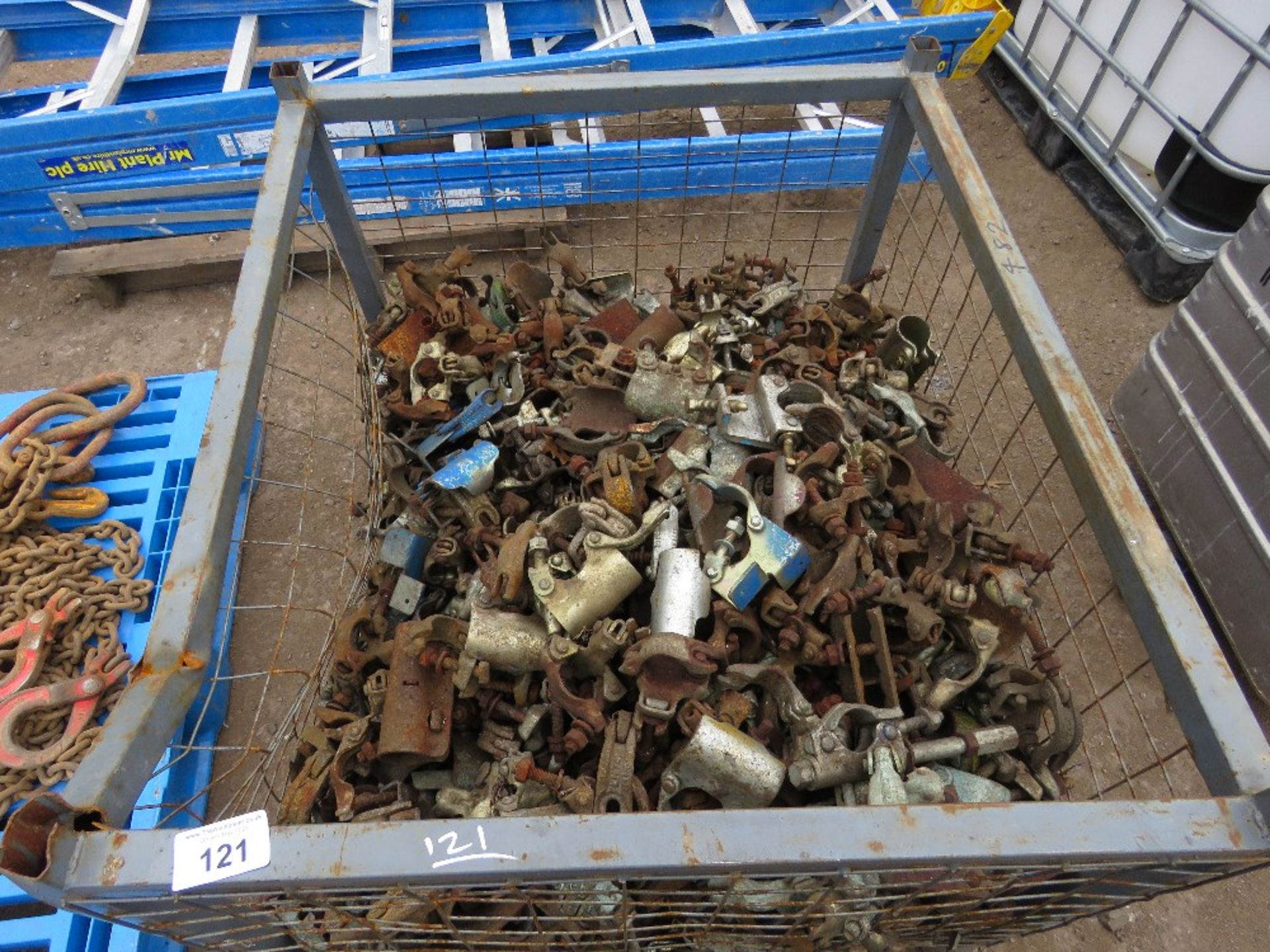 STILLAGE CONTAINING APPROXIMATELY 480 ASSORTED SCAFFOLD CLIPS. THIS LOT IS SOLD UNDER THE AUCTIONEER