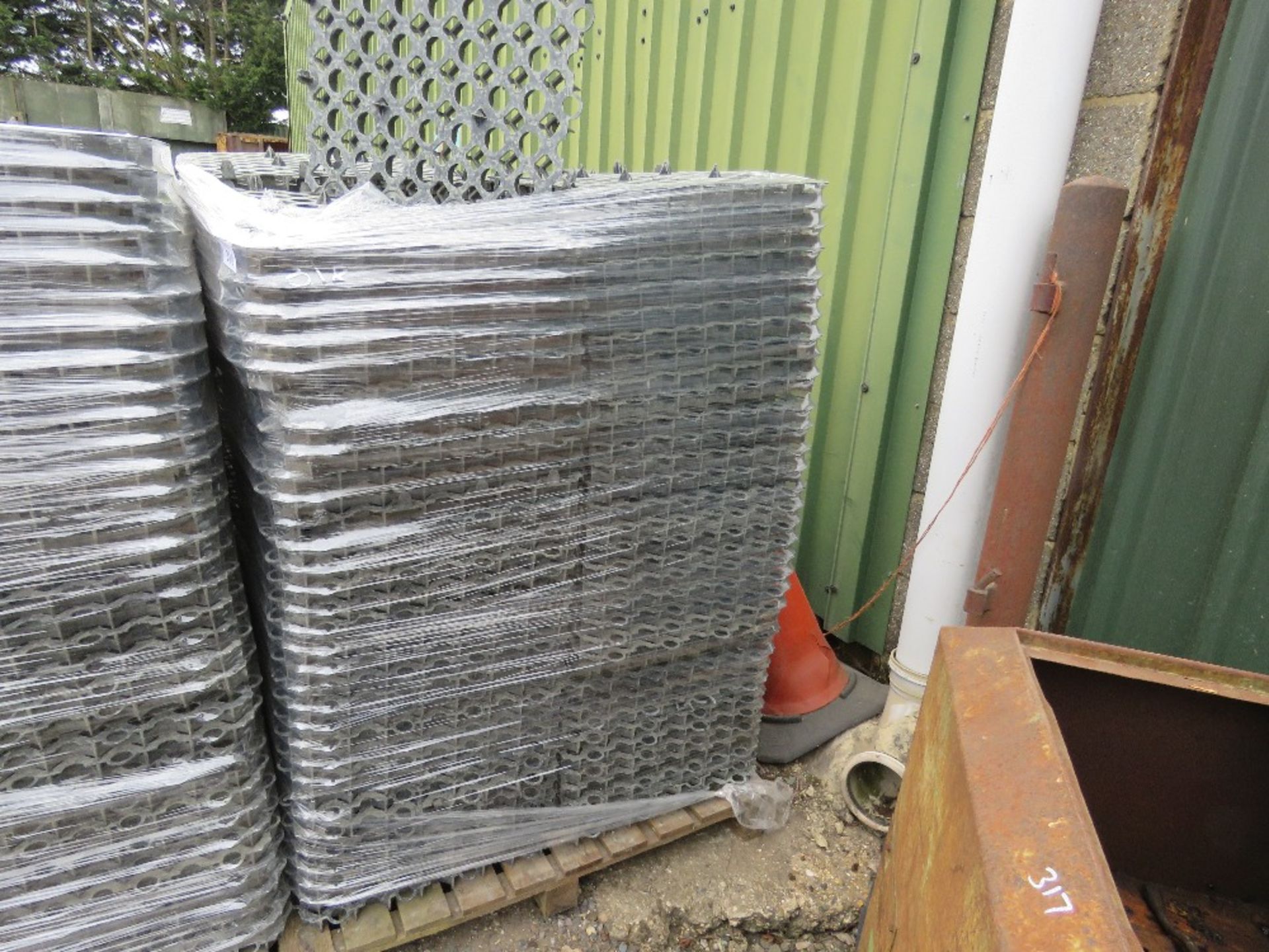 PALLET OF GRASS CRETE / GRAVEL RETAINING PANELS FOR MAKING TEMPORARY HARD STANDING AREAS. 50CM X 50C - Image 3 of 4