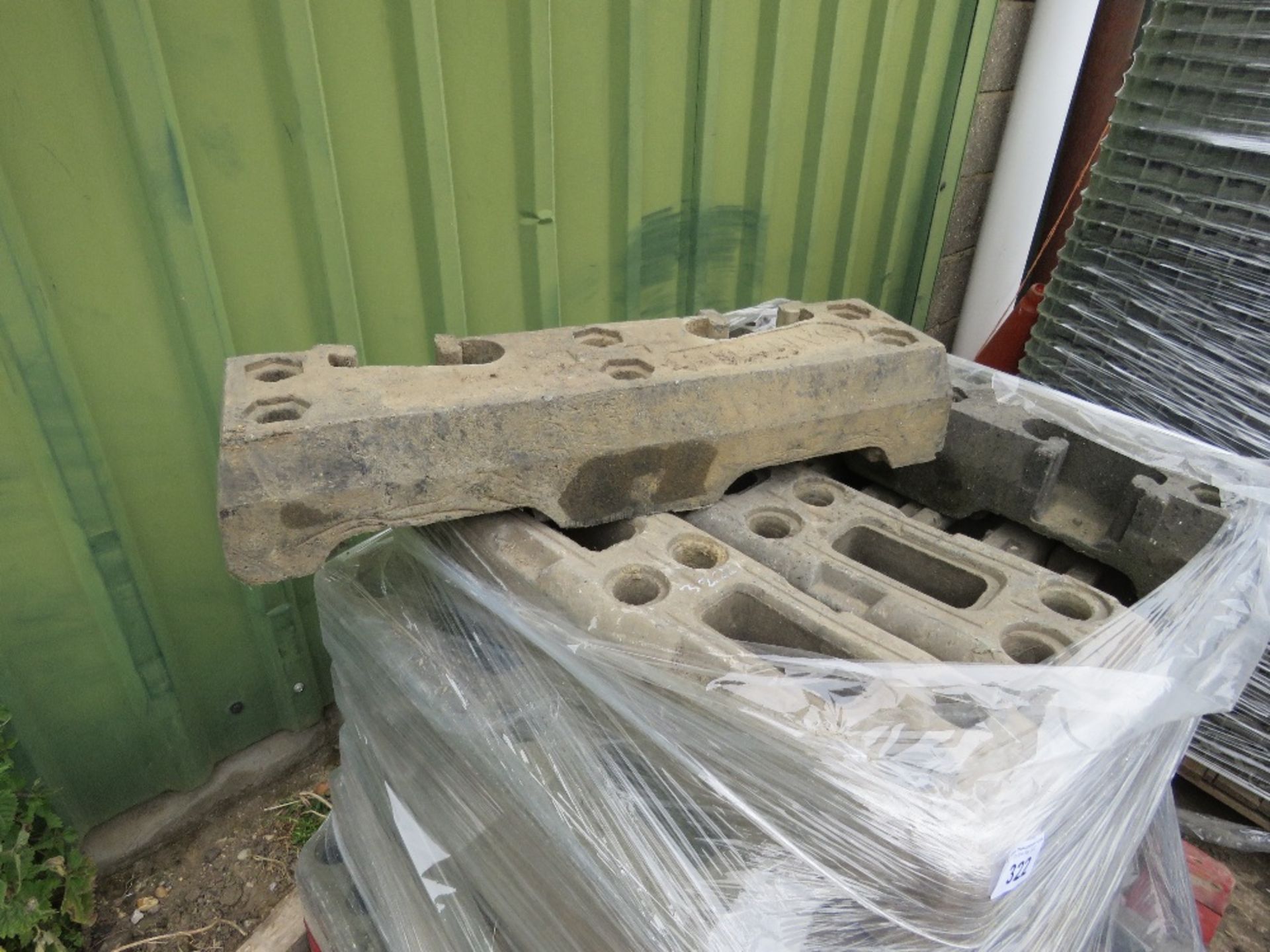 PALLET OF HERAS TYPE TEMPORARY FENCE BASES / FEET. THIS LOT IS SOLD UNDER THE AUCTIONEERS MARGIN SCH - Image 4 of 4