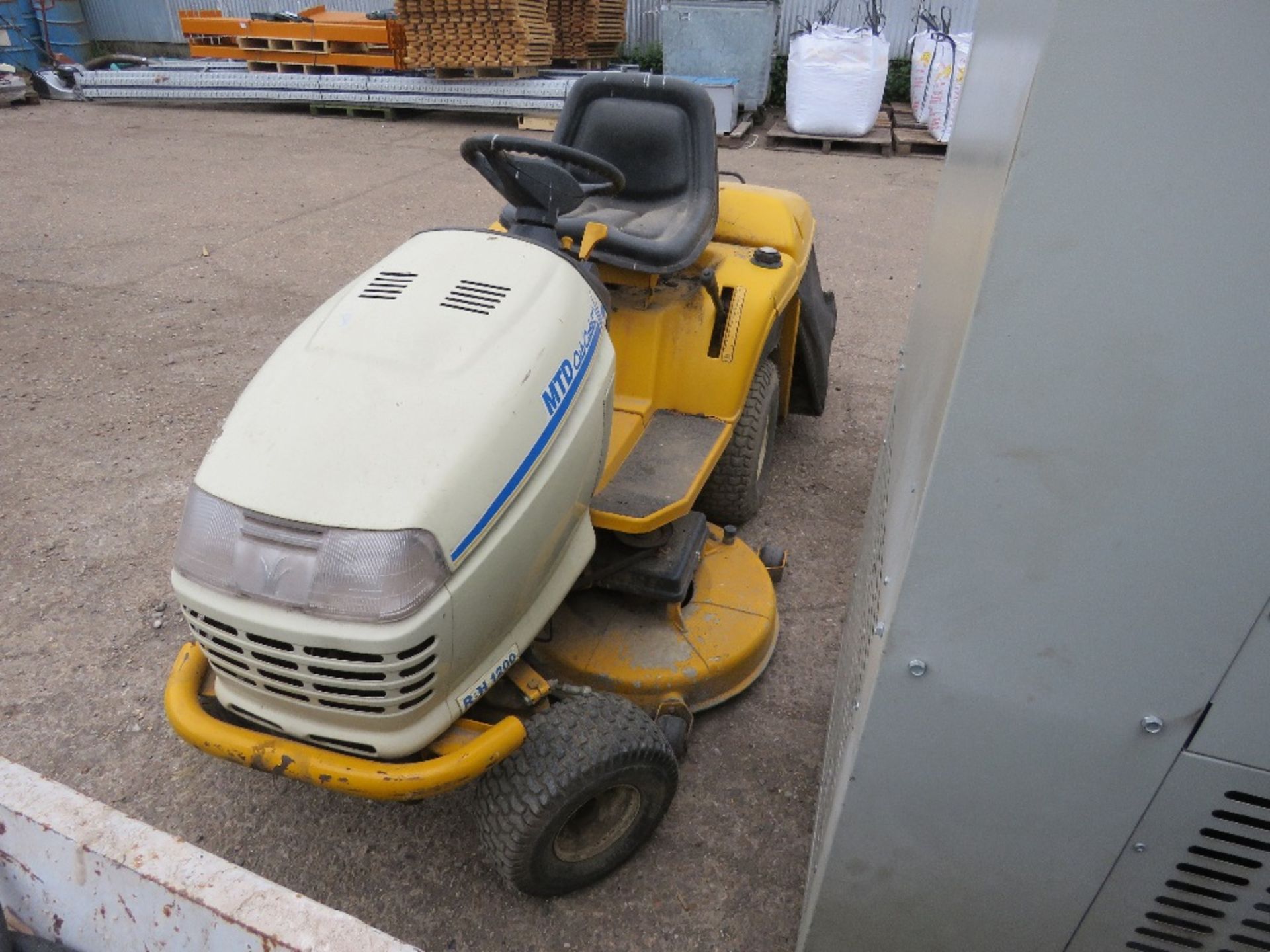 MTD CUB CADET PROFESSIONAL RIDE ON MOWER, PETROL ENGINED. BEEN IN STORAGE FOR SOME YEARS. NON RUNNER - Image 4 of 5