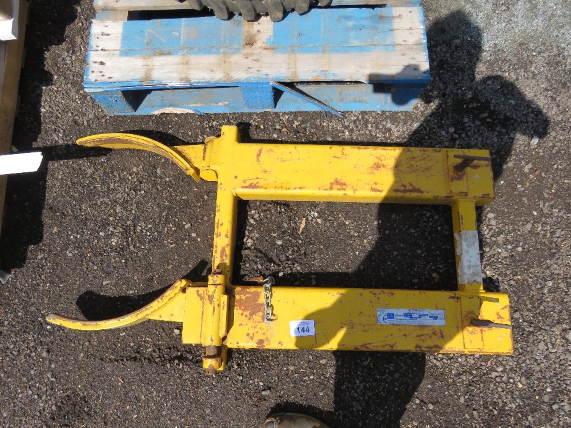 FORKLIFT MOUNTED BARREL CLAMP UNIT. THIS LOT IS SOLD UNDER THE AUCTIONEERS MARGIN SCHEME, THEREFORE