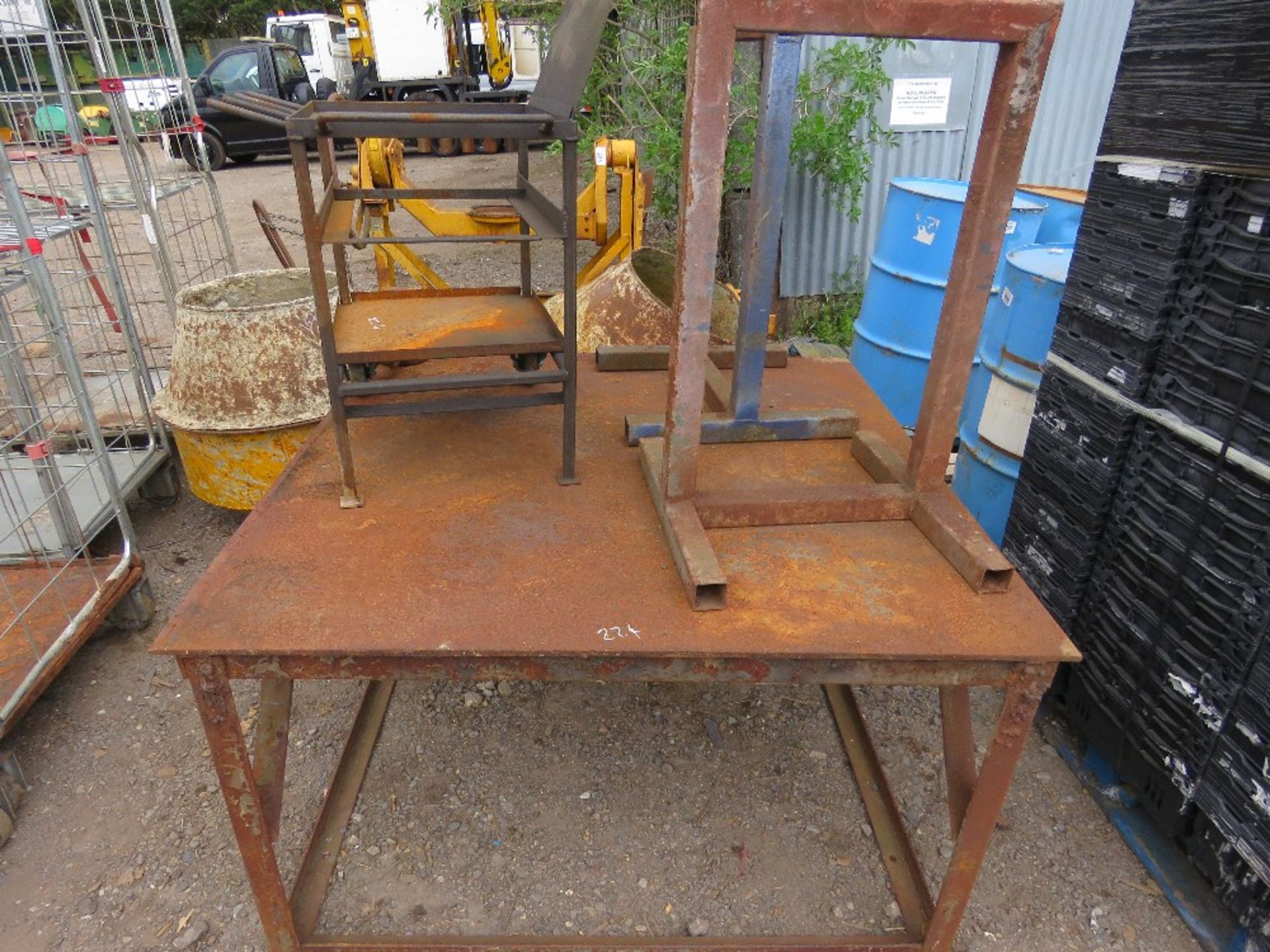 WELDING TABLE WITH VICE PLUS A WELDER'S TROLLEY AND 2 X TRESTLE STANDS.