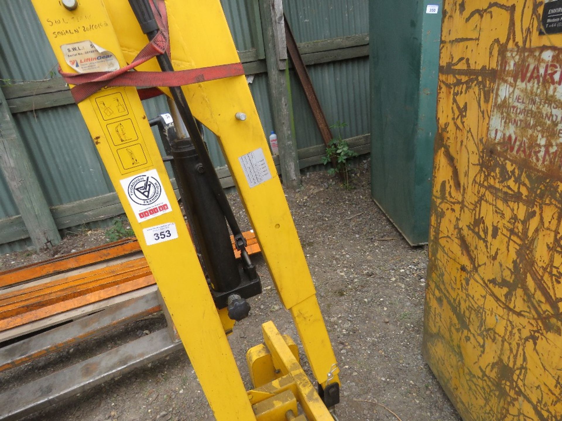 LIFTING GEAR HEAVY DUTY CANTILEVER WHEELED MANUAL CRANE / ENGINE CRANE UNIT, 550KG RATED. SOURCED FR - Image 2 of 5