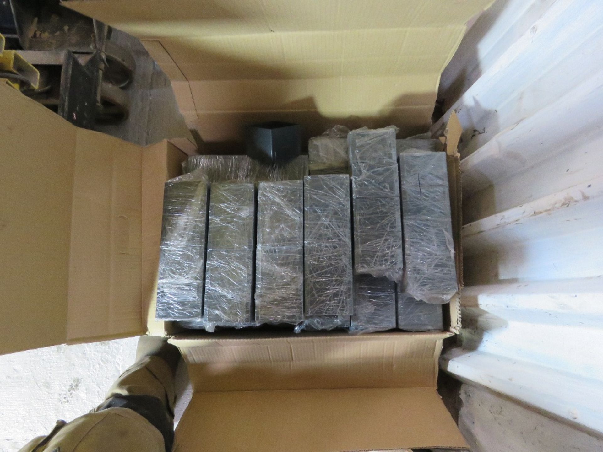 BOX OF METAL SOCKET/EXTENSION SQUARES. THIS LOT IS SOLD UNDER THE AUCTIONEERS MARGIN SCHEME, THEREFO