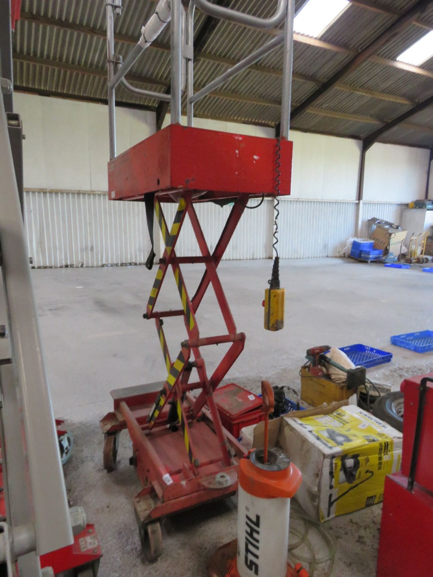 POPUP SCISSOR LIFT ACCESS UNIT, MAXIMUM WORKING HEIGHT . WHEN TESTED WAS SEEN TO LIFT AND LOWER.