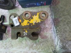 EXCAVATOR QUICK HITCH, 35MM PINS, DAMAGED, SOLD FOR SPARES. SOURCED FROM DEPOT CLOSURE.