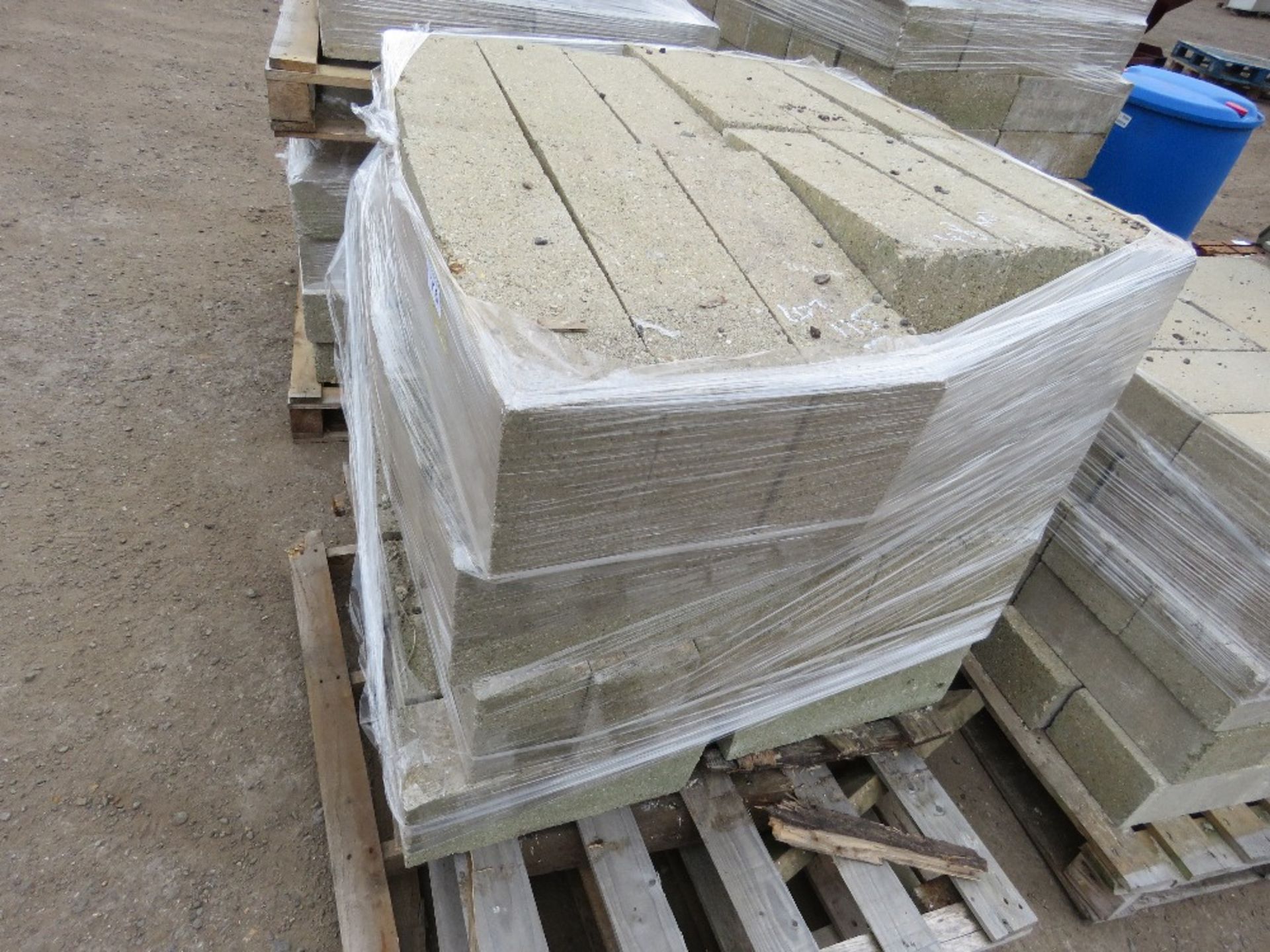 4 X PALLETS OF SOLID CONCRETE BLOCKS, 21CM X 44CM X 14CM APPROX. 190NO IN TOTAL APPROX. THIS LOT IS - Image 2 of 4