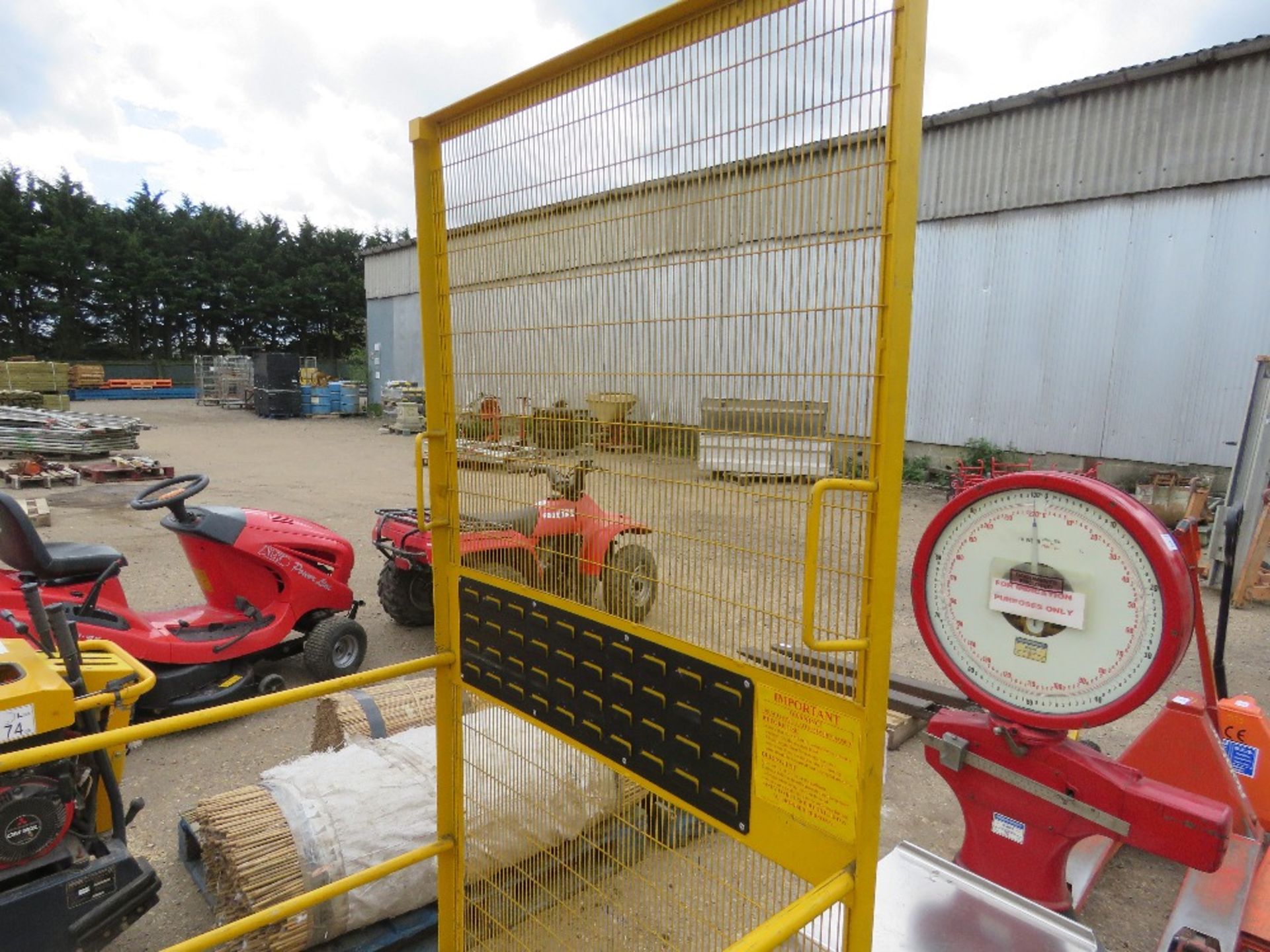 FORKLIFT MOUNTED MAN CAGE BASKET. SOURCED FROM COMPANY LIQUIDATION. THIS LOT IS SOLD UNDER THE AUCTI - Image 2 of 4