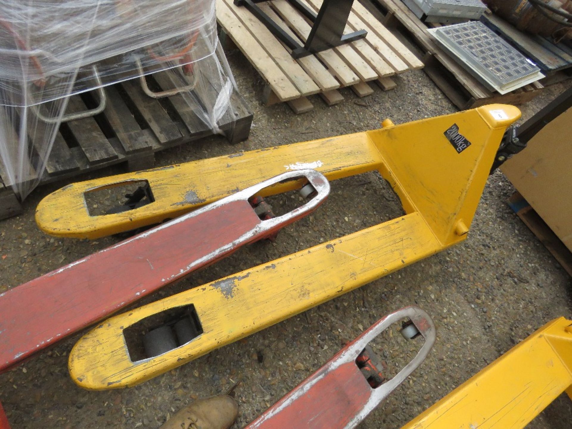 2000KG RATED PALLET TRUCK. WHEN TESTED WAS SEEN TO LIFT AND LOWER. SOURCED FROM COMPANY LIQUIDATION - Image 2 of 3