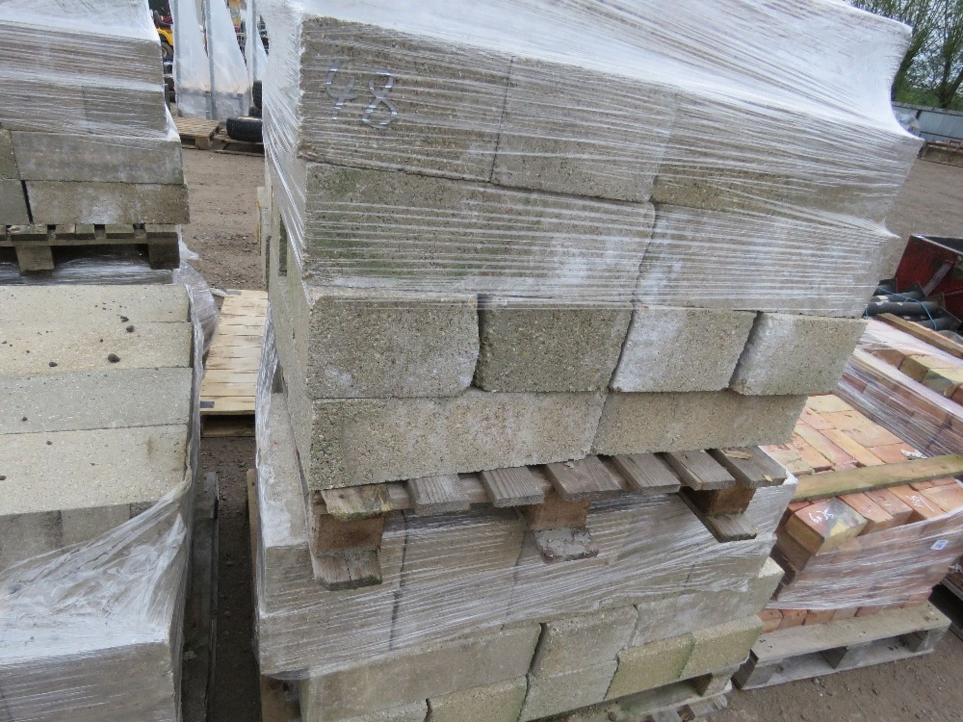 4 X PALLETS OF SOLID CONCRETE BLOCKS, 21CM X 44CM X 14CM APPROX. 190NO IN TOTAL APPROX. THIS LOT IS - Image 4 of 4