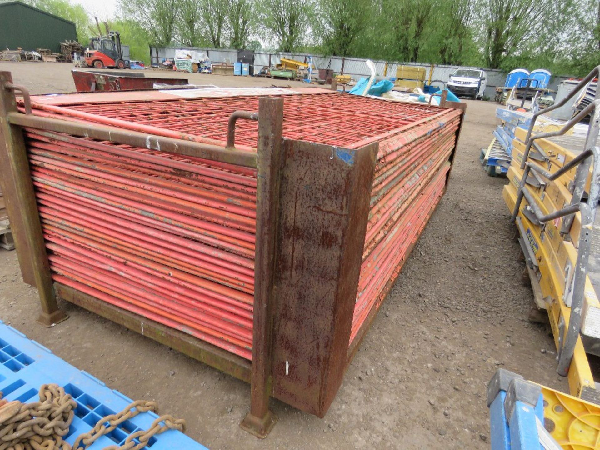 STILLAGE CONTAINING APPROXIMATELY 30NO SCAFFOLD SAFETY MESH PANELS 1.25M X 2.6M SIZE. CAN HAVE OTHER - Image 4 of 4