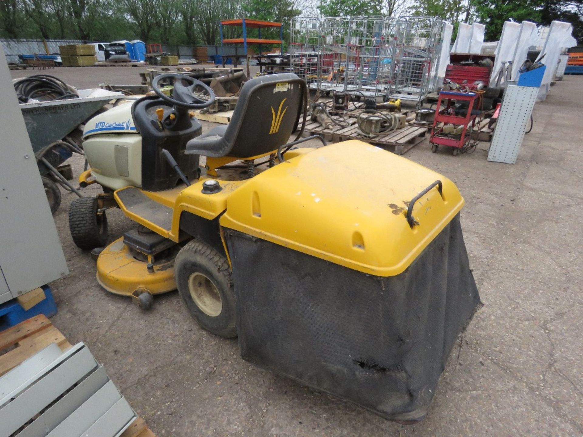 MTD CUB CADET PROFESSIONAL RIDE ON MOWER, PETROL ENGINED. BEEN IN STORAGE FOR SOME YEARS. NON RUNNER - Image 2 of 5