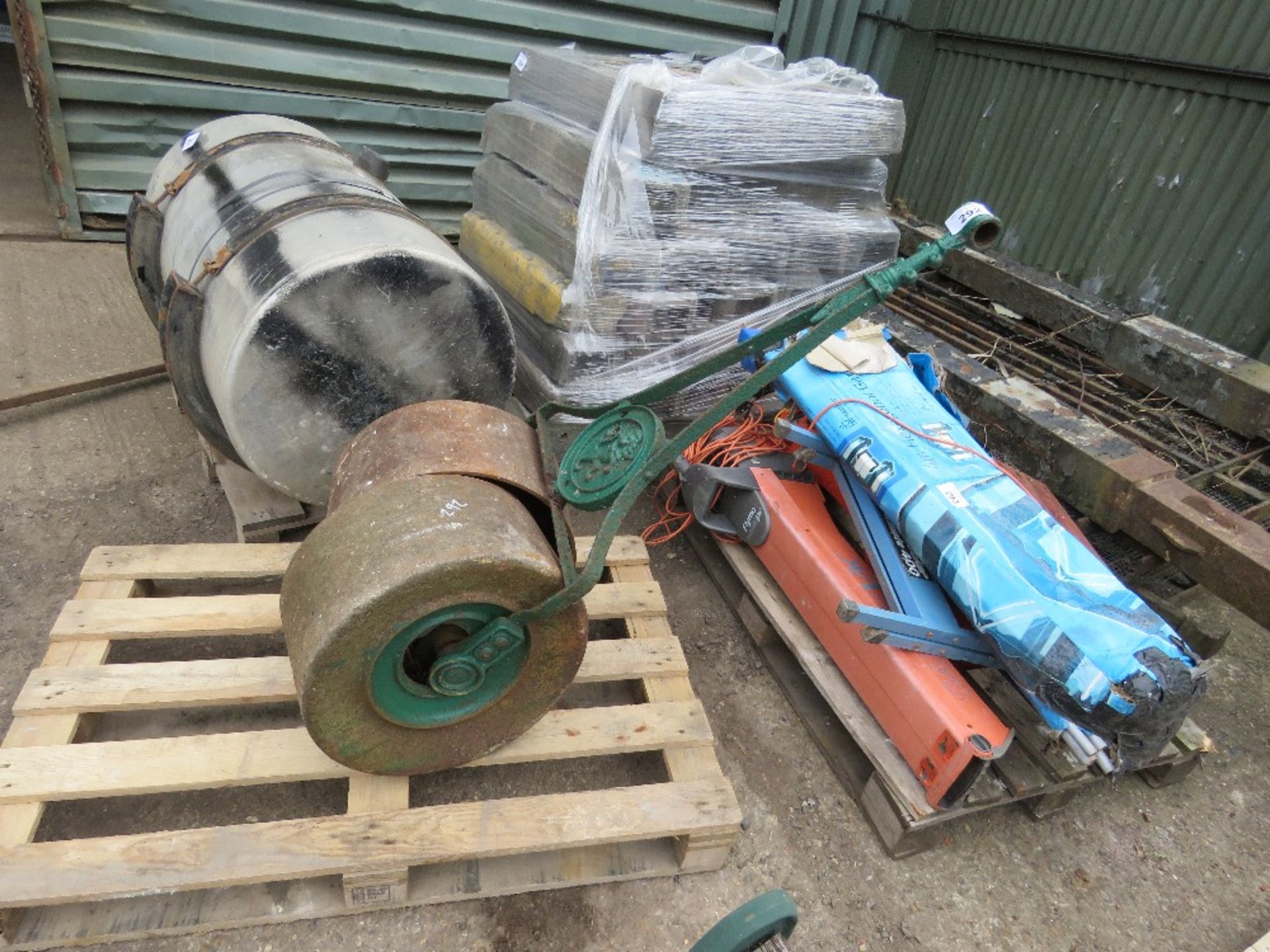 CAST IRON GARDEN ROLLER, REQUIRES ATTENTION. THIS LOT IS SOLD UNDER THE AUCTIONEERS MARGIN SCHEME, T - Image 2 of 2