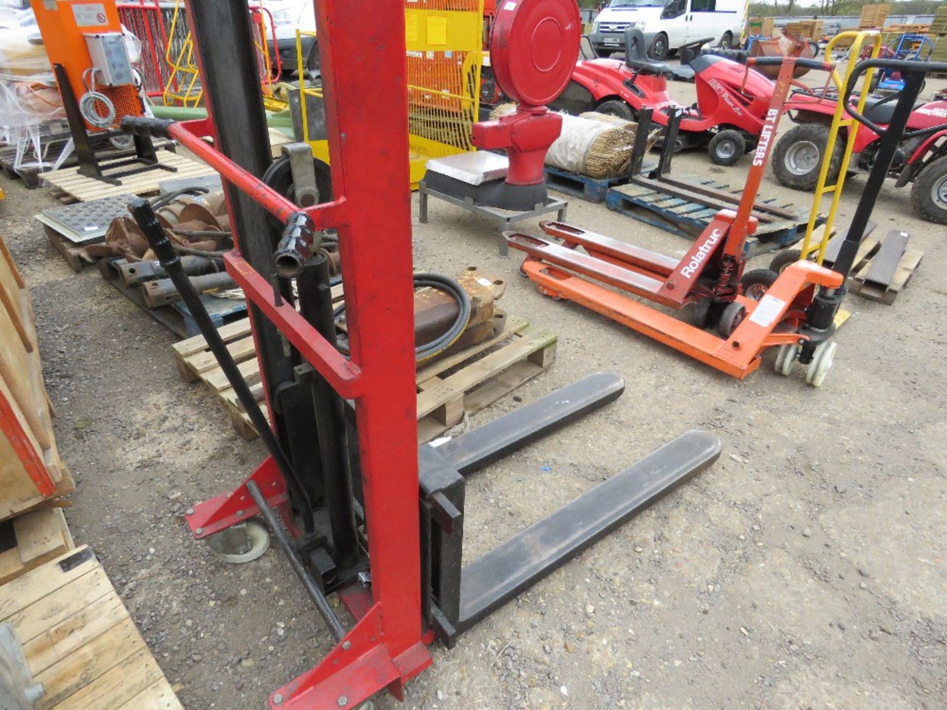 MANUAL OPERATED FORKLIFT UNIT. SOURCED FROM COMPANY LIQUIDATION.