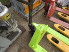 PRAMAC 2500 PALLET TRUCK. WHEN TESTED WAS SEEN TO LIFT AND LOWER. SOURCED FROM COMPANY LIQUIDATION.
