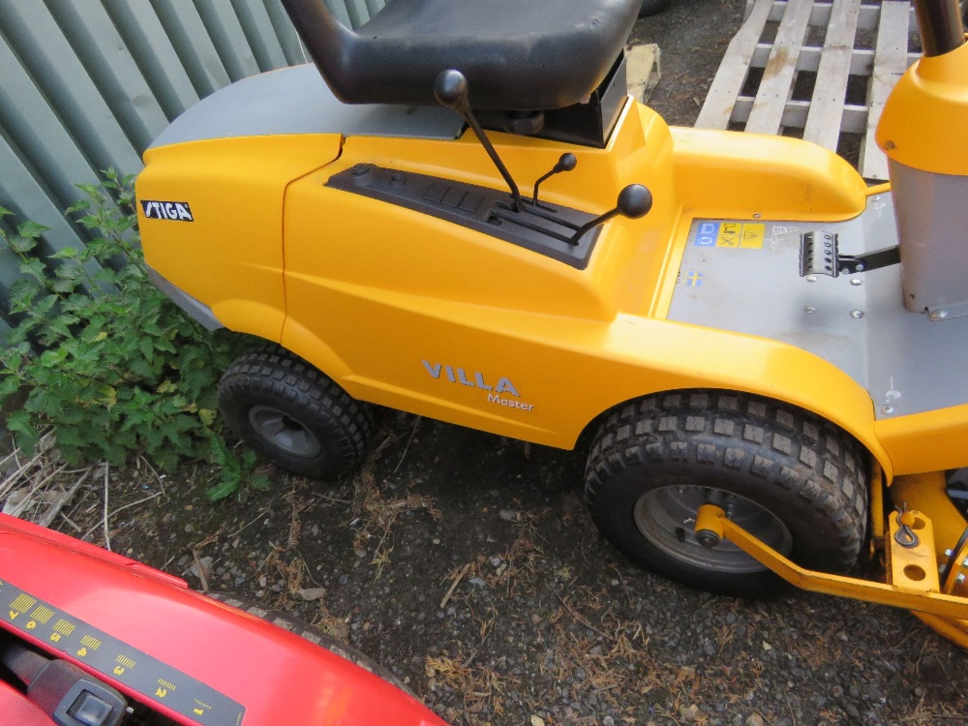 STIGA VILLA OUTFRONT RIDE ON MOWER (DECK NEEDS SOME PLATING) WHEN TESTED WAS SEEN TO DRIVE AND MOWE - Image 9 of 9