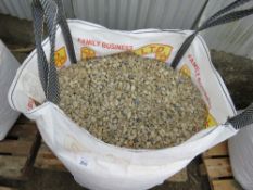 BULK BAG CONTAINING COTSWOLD GOLD STONE CHIPPINGS WITH BLACK ICE CHIPPINGS ADDED, 20-10MM SPECIFICAT