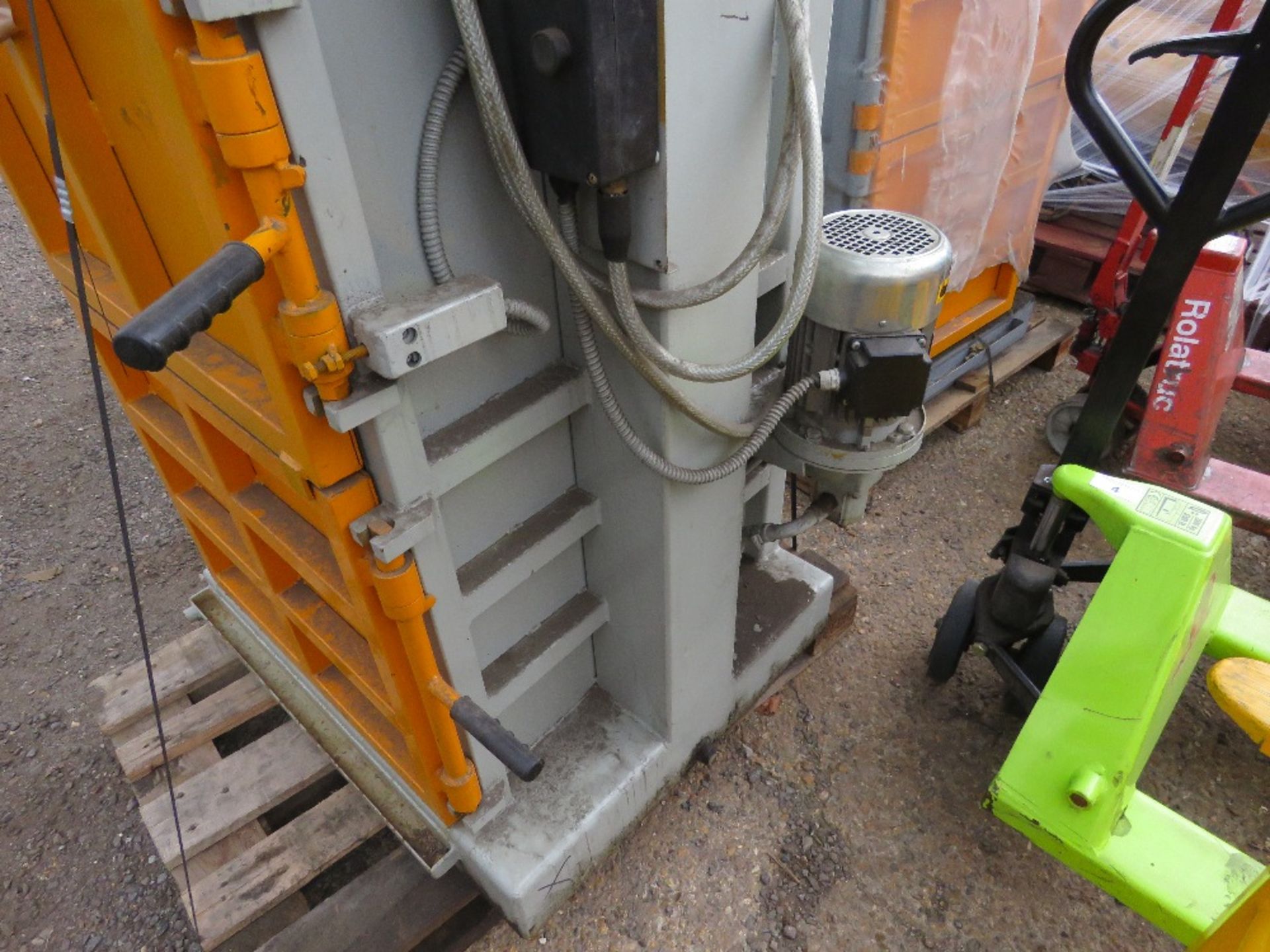 COMAP SB9 3PHASE POWERED INDUSTRIAL BIN CRUSHER/COMPACTOR. SOURCED FROM COMPANY LIQUIDATION. THIS LO - Image 3 of 4