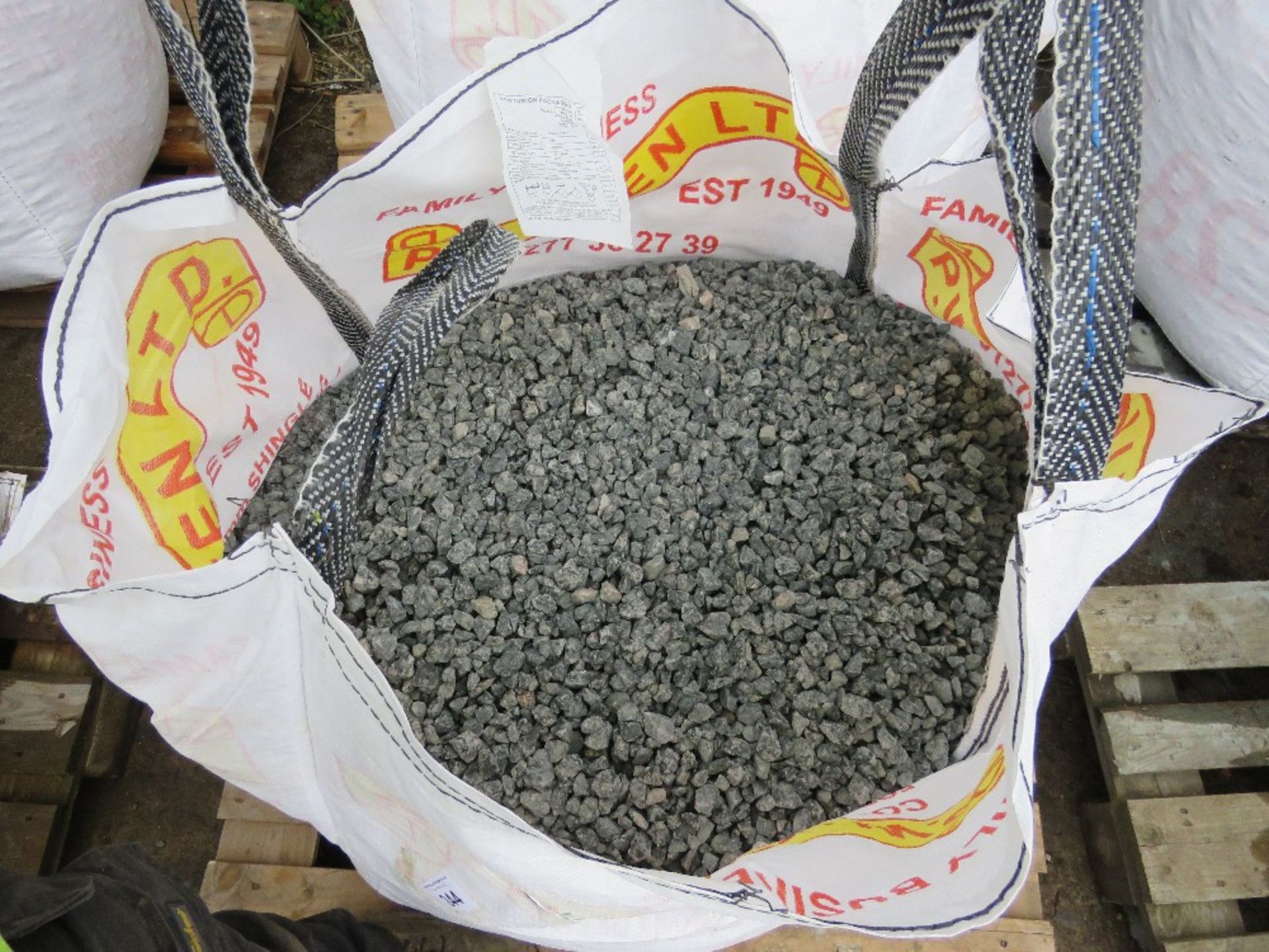 BULK BAG OF DECORATIVE GRANITE CHIPPINGS, "PINK FLECKED", 20MM SIZE APPROX. CANCELLED ORDER. THIS L