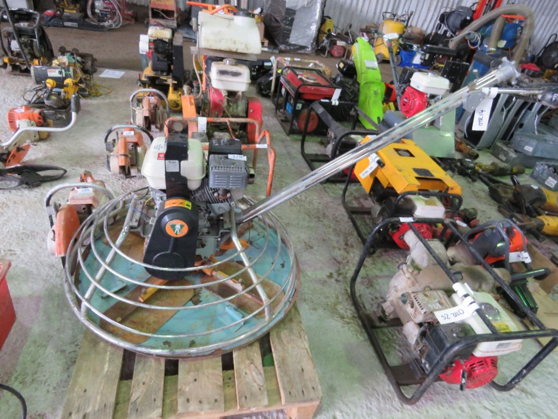 FLEXTOOL FP436 PETROL ENGINED POWER FLOAT WITH PAN BASE. THIS LOT IS SOLD UNDER THE AUCTIONEERS MARG - Image 2 of 4